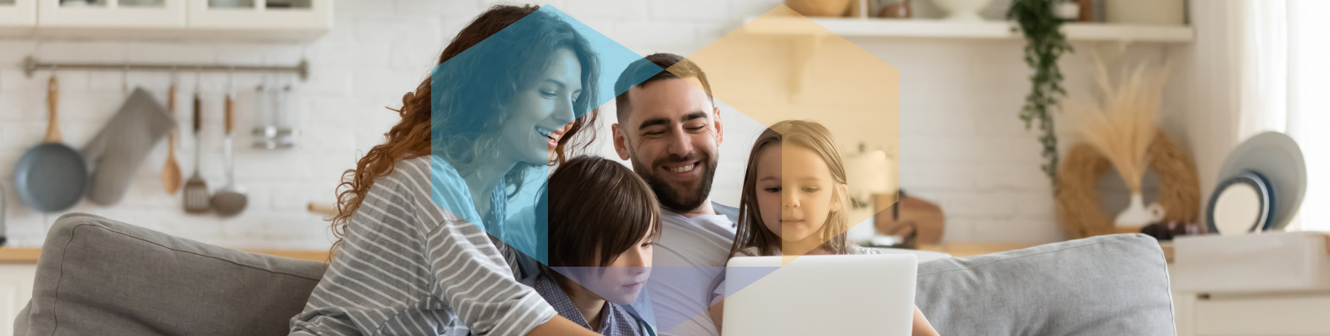 Une famille explore le portail immobilier dreamo.ch sur son ordinateur pour trouver des maisons et appartements en Suisse, à louer ou à vendre