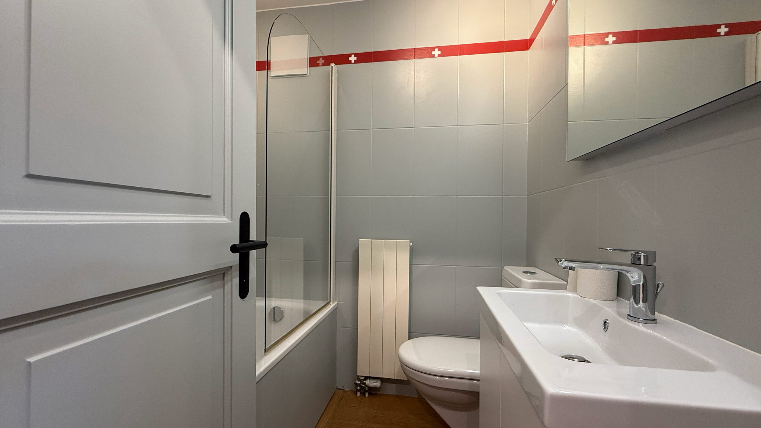 Salle de bain avec WC visiteurs Salle de bain avec WC visiteurs