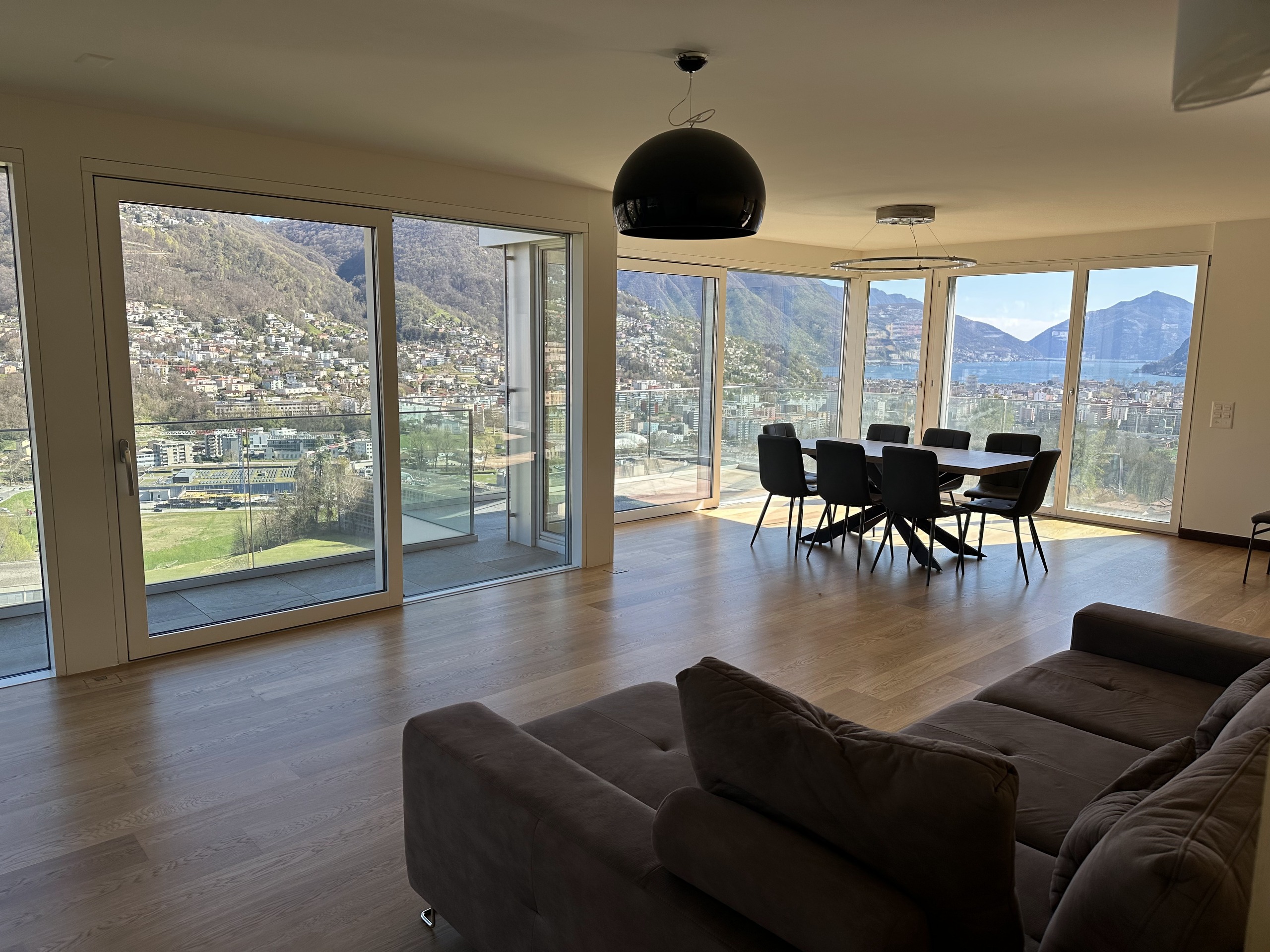 Wohn-Esszimmer mit Seeblick