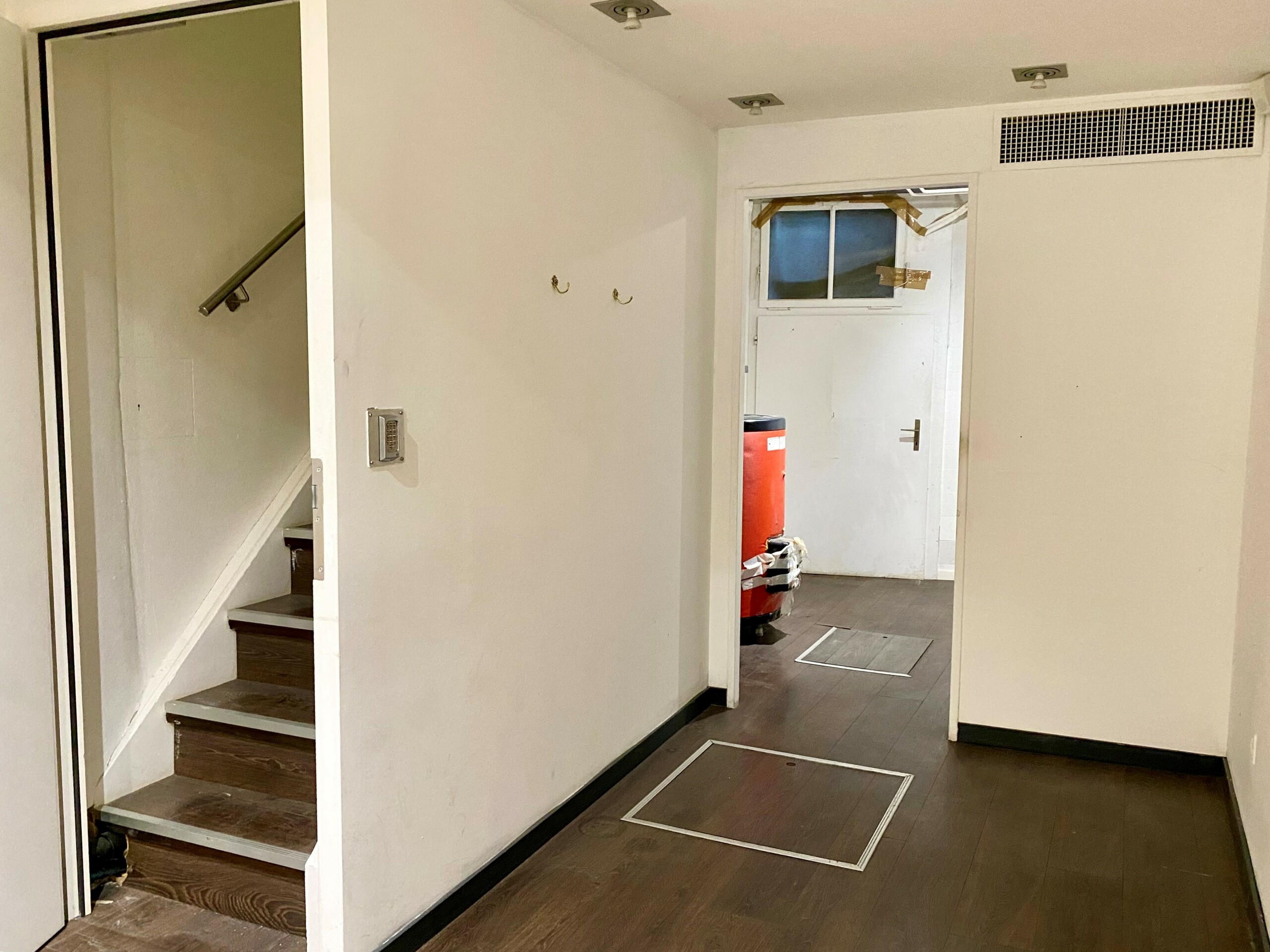 Raum Erdgeschoss mit Aufgang 1. Stock Raum Erdgeschoss mit Aufgang 1. Stock