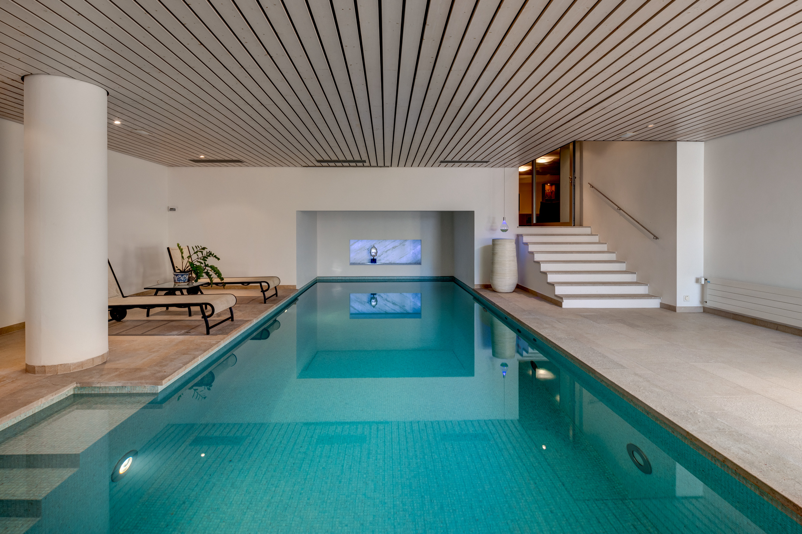 La piscine intérieure et son spa La piscine intérieure et son spa