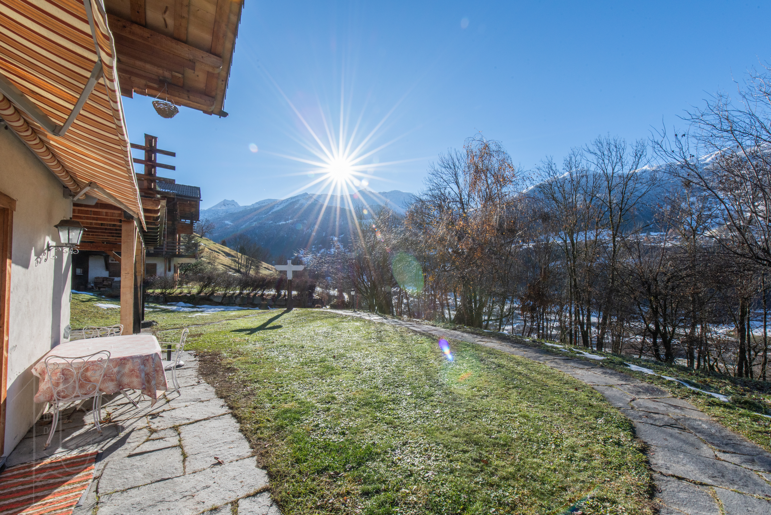 Vue extérieure jardin avec vue montagne – Chalet La Tsombe à vendre Verbier