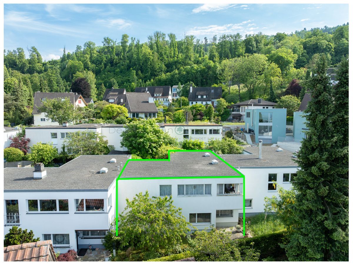 Reihenmittelhaus mit Gartenblick in grüner Umgebung. Reihenmittelhaus mit Gartenblick in grüner Umgebung.