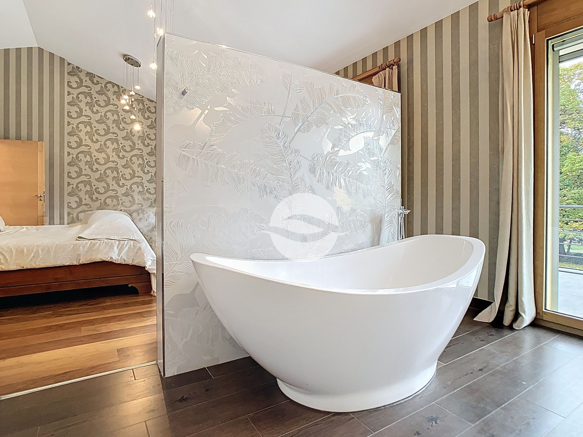 1er : 2ème suite parentale avec dressing, balcon et salle d'eau semi ouverte 