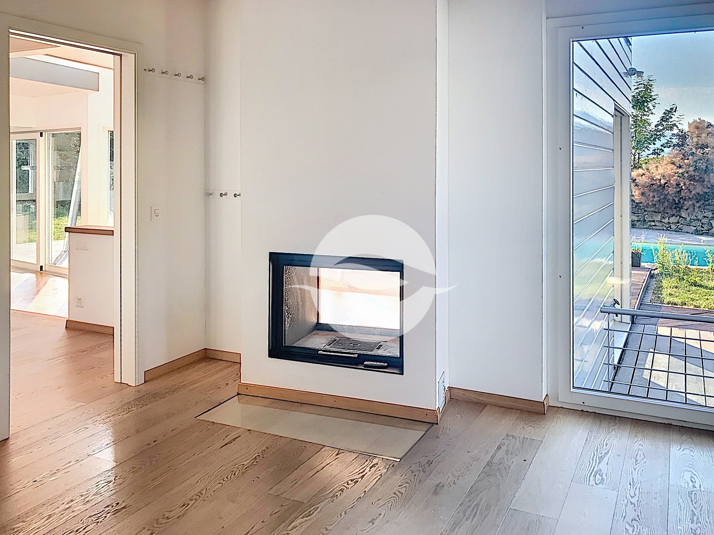 Bureau avec cheminée traversante sur le séjour