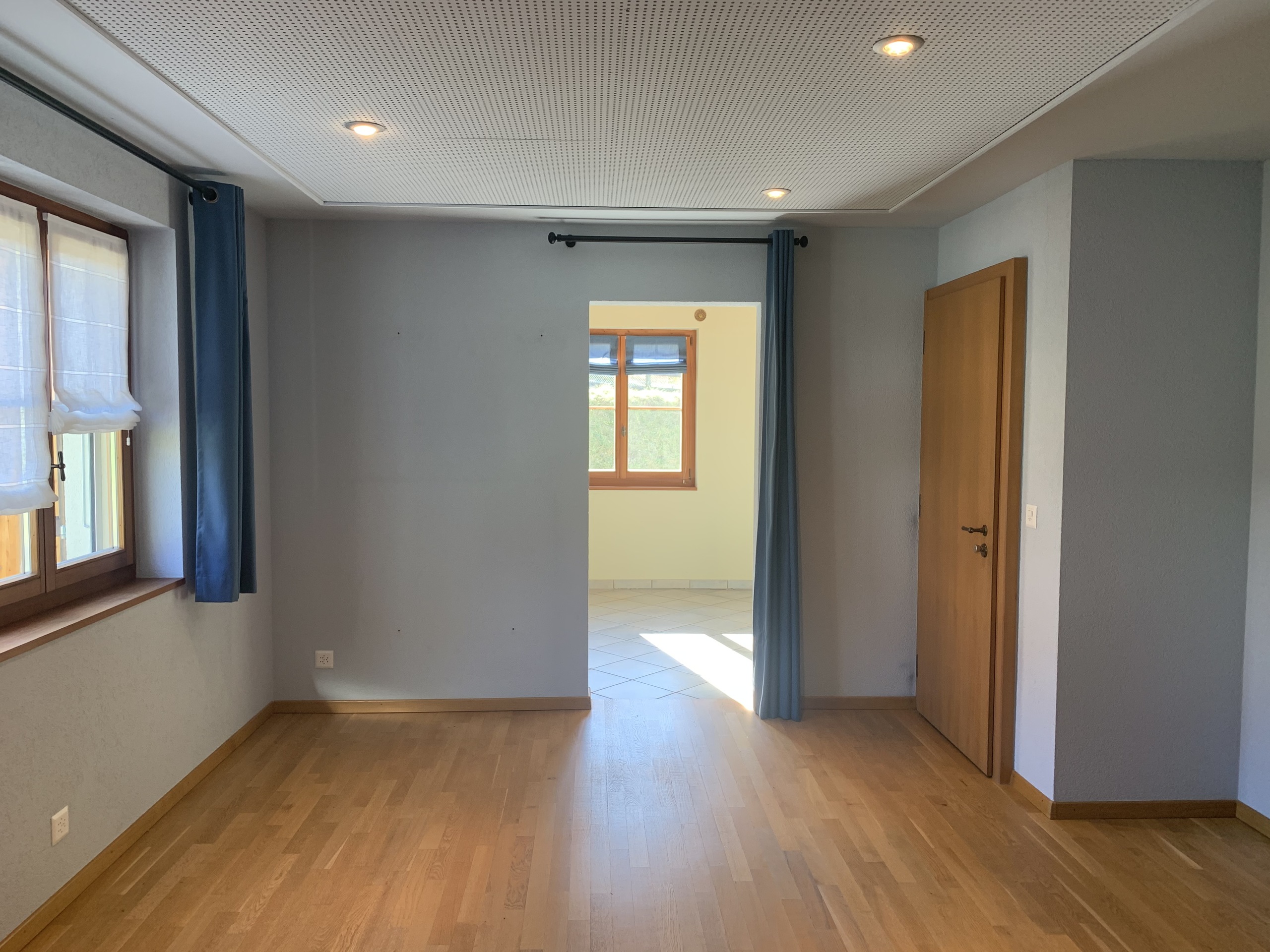 Espace indépendant avec porte communicante dans l'habitation