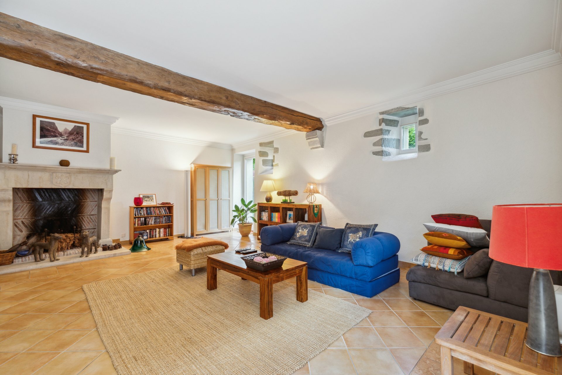 Salon d'été avec cheminée et accès au jardin et à la terrasse avec piscine