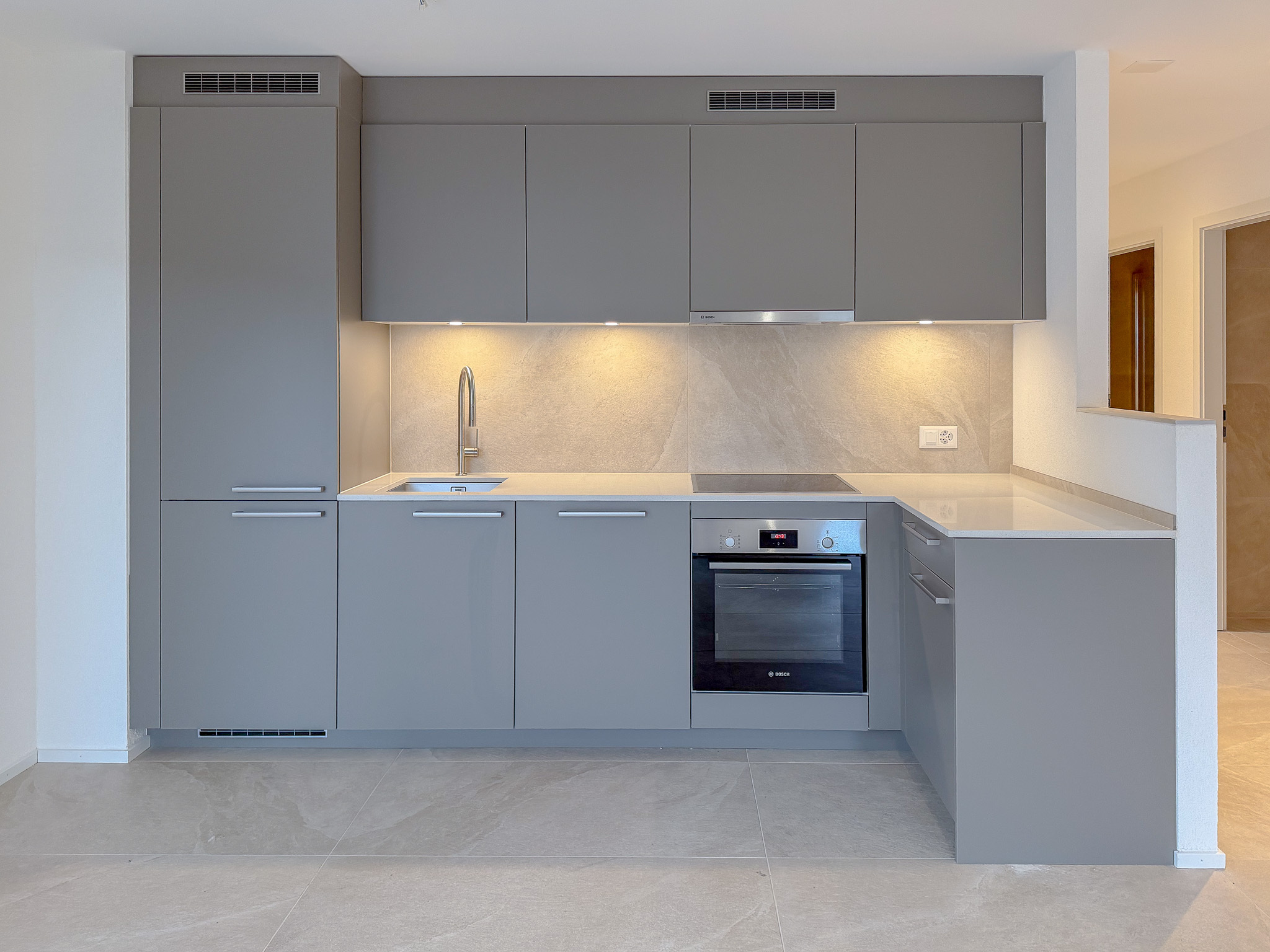 Cuisine ouverte entièrement agencée