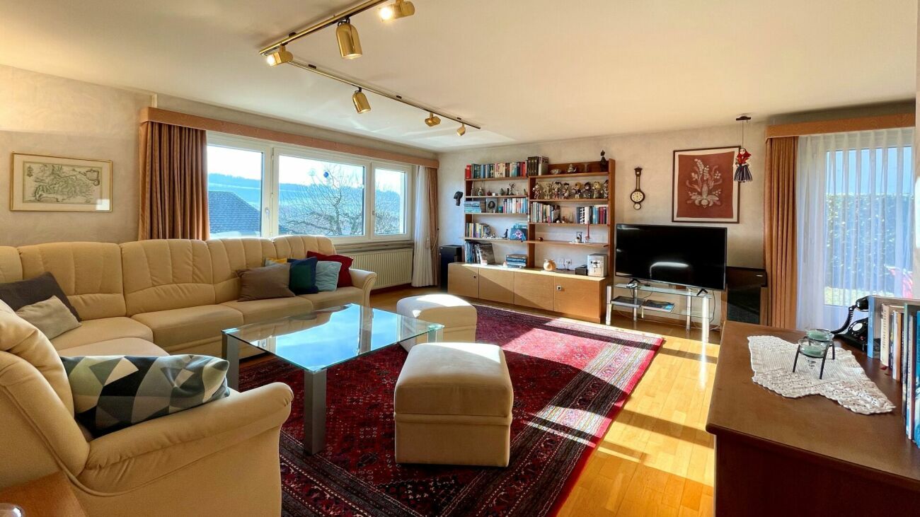 Grosszügiges Wohnzimmer mit Weitblick