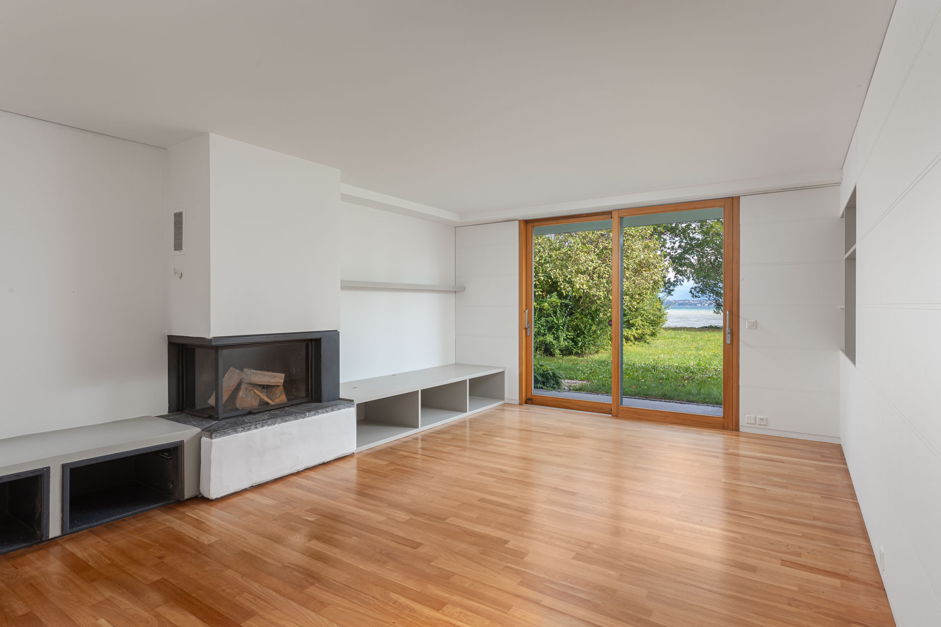 Salon avec cheminée et accès terrasse