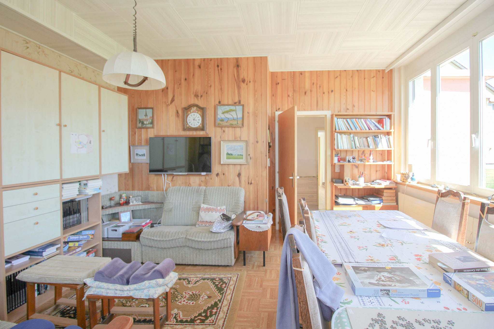 Logement principal au rez : espace salon/salle à manger lumineux