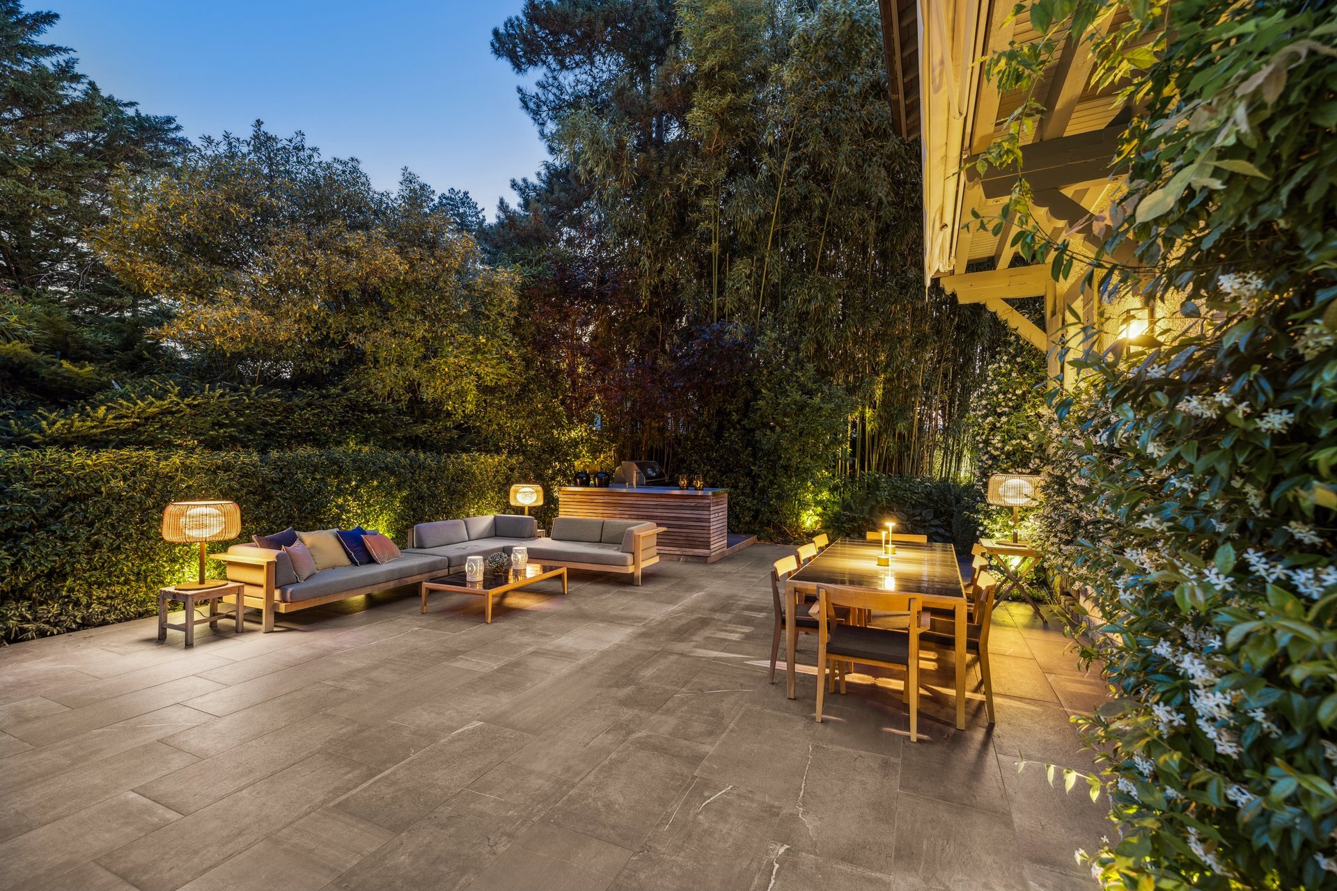 Große Terrasse mit kompletter Sommerküche