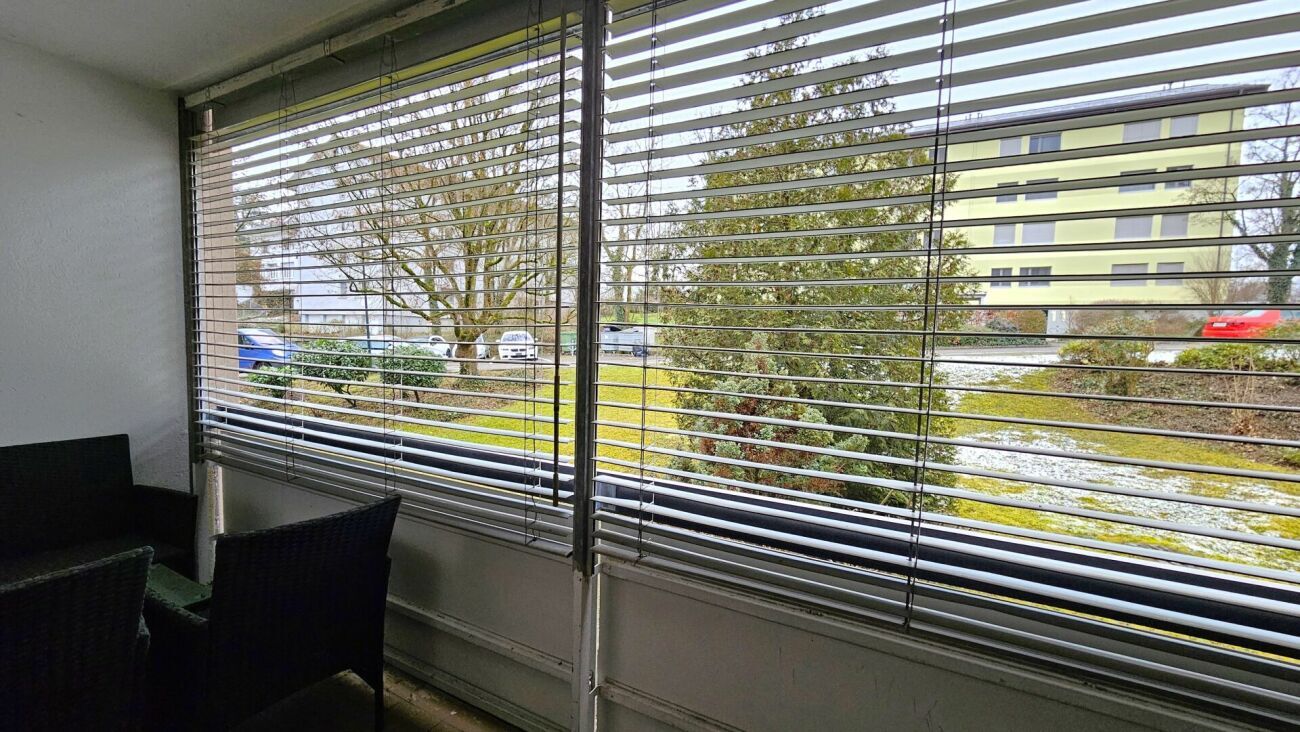 westseitiger Balkon mit Lamellenmarkise