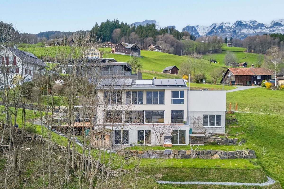 Modernes Einfamilienhaus in hügeliger Umgebung mit Panoramablick