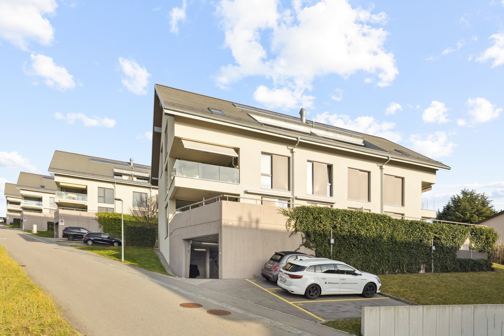 une voiture garée sur le bord de la route devant une maison