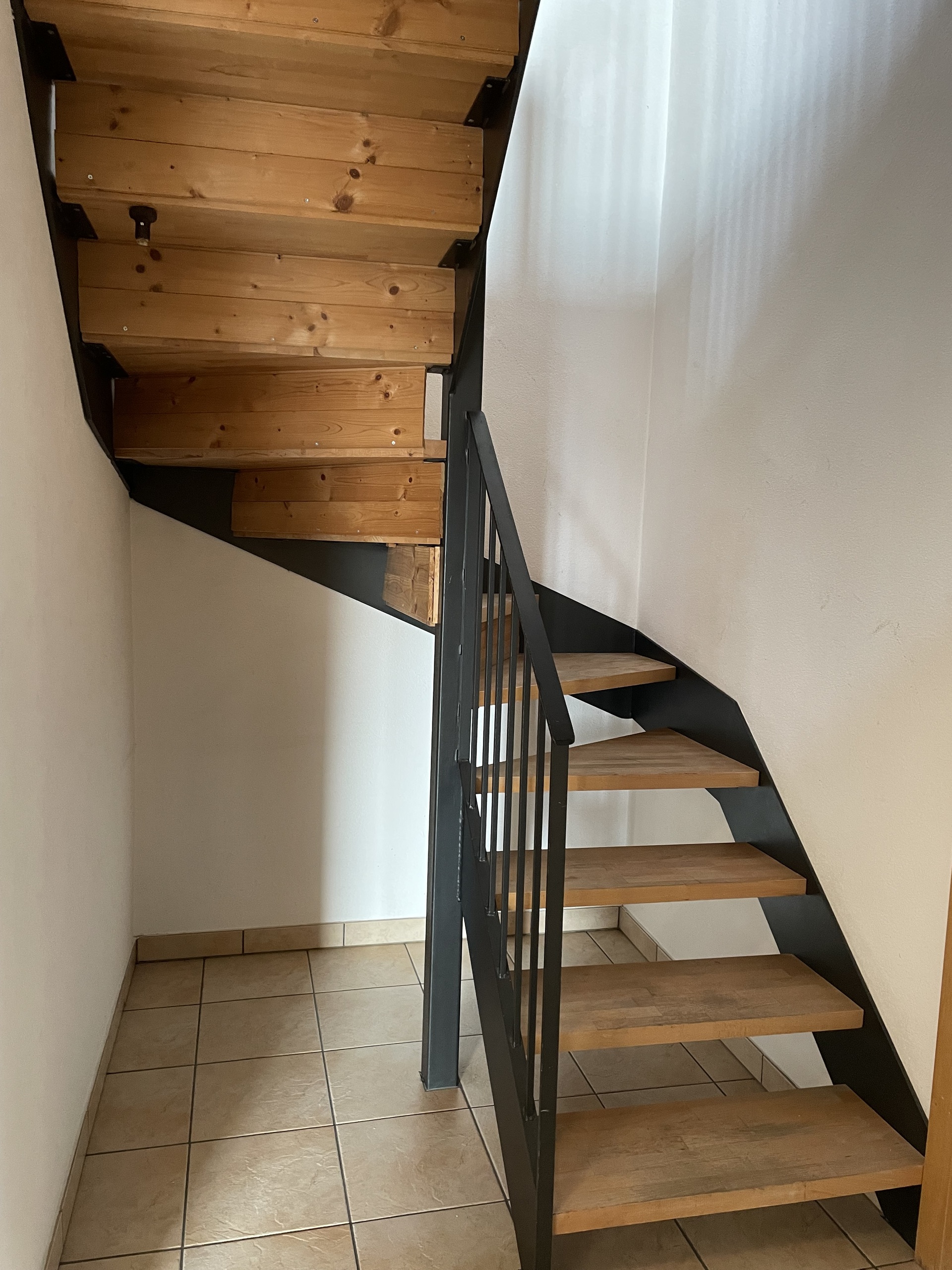 Scala interna che porta dal 2 al 3 piano (Duplex) Scala interna che porta dal 2 al 3 piano (Duplex)