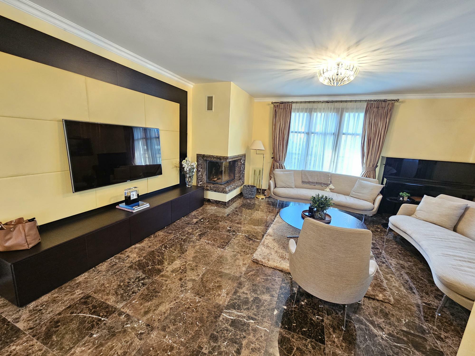 Interior view 4