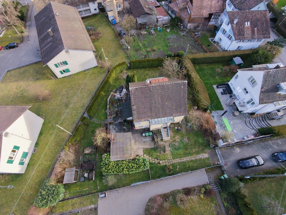 Haus mit Garten in einem Wohnviertel von oben.
