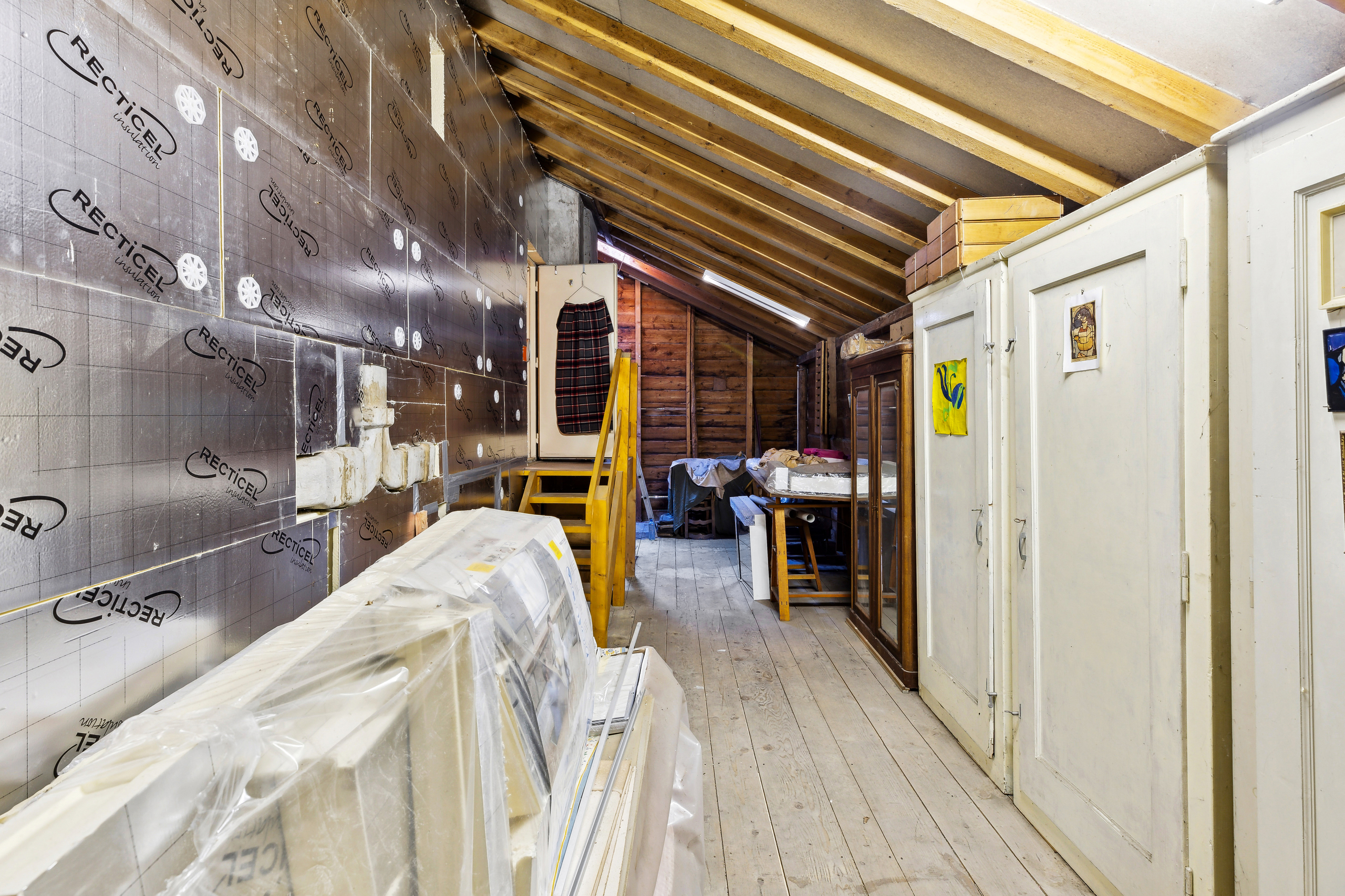 Erster Dachboden, der an ein Schlafzimmer angrenzt