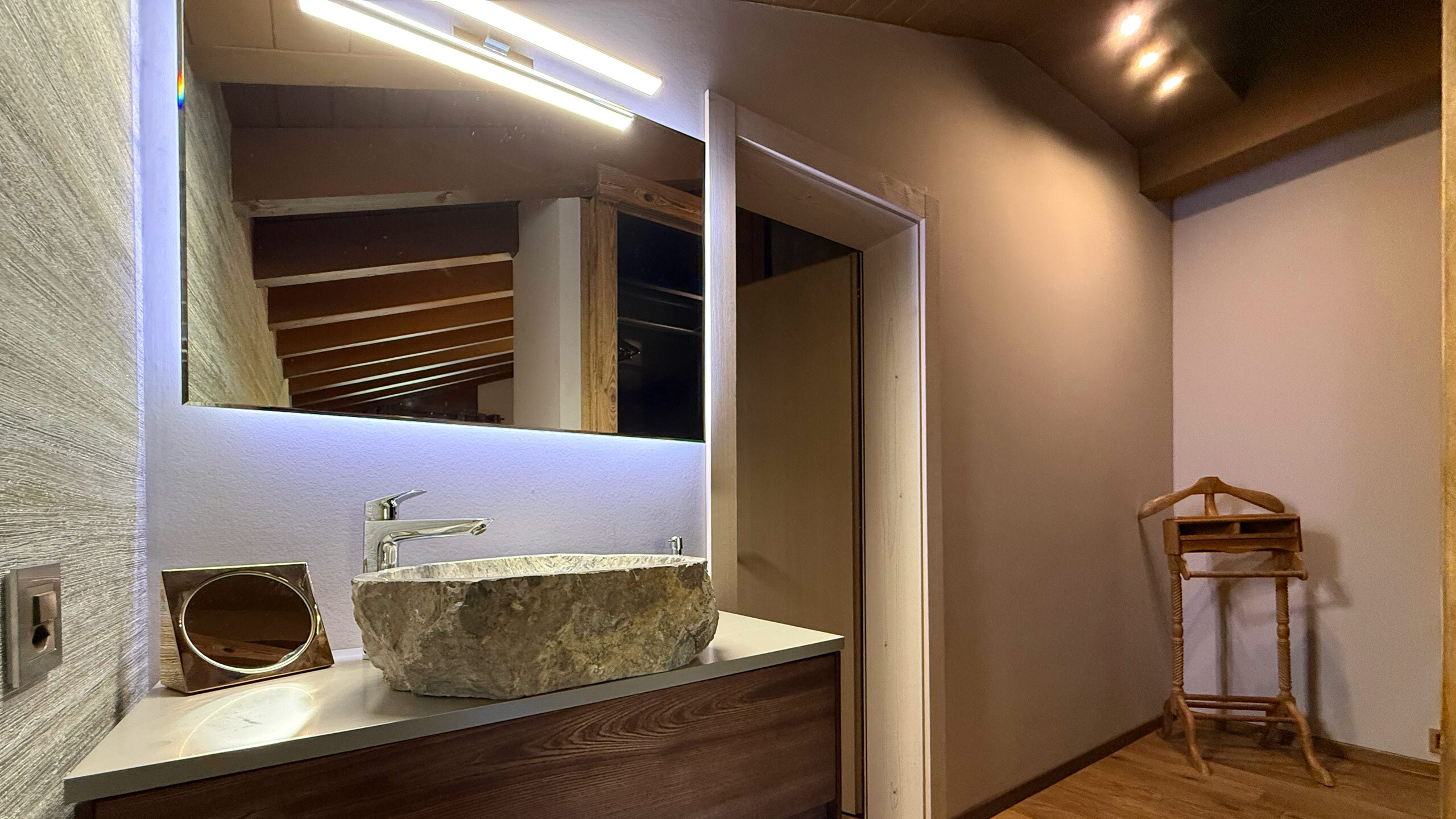 Bedroom 1 - Washbasin / Dressing room