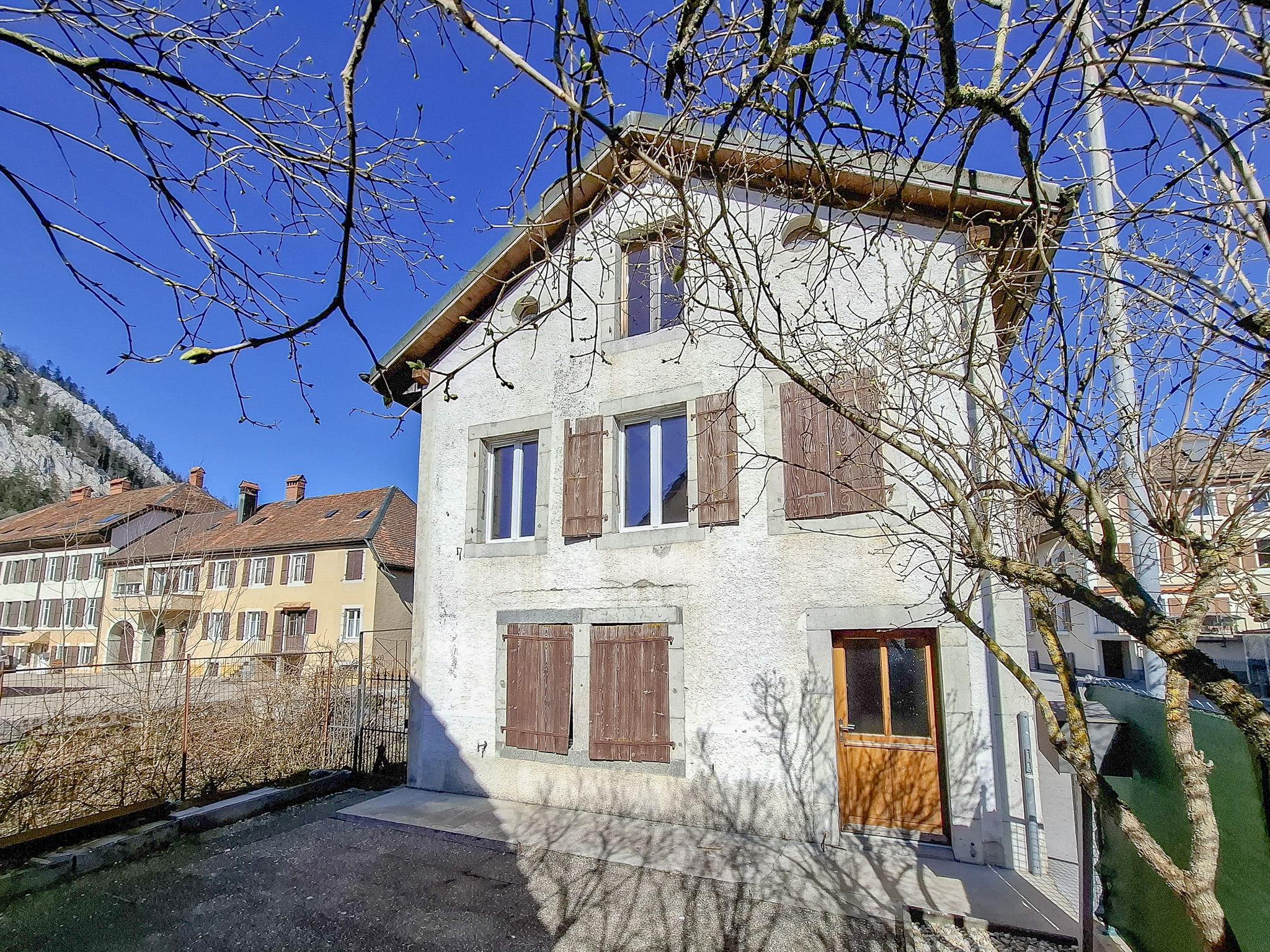 Vue sur la maison et la terrasse Vue sur la maison et la terrasse