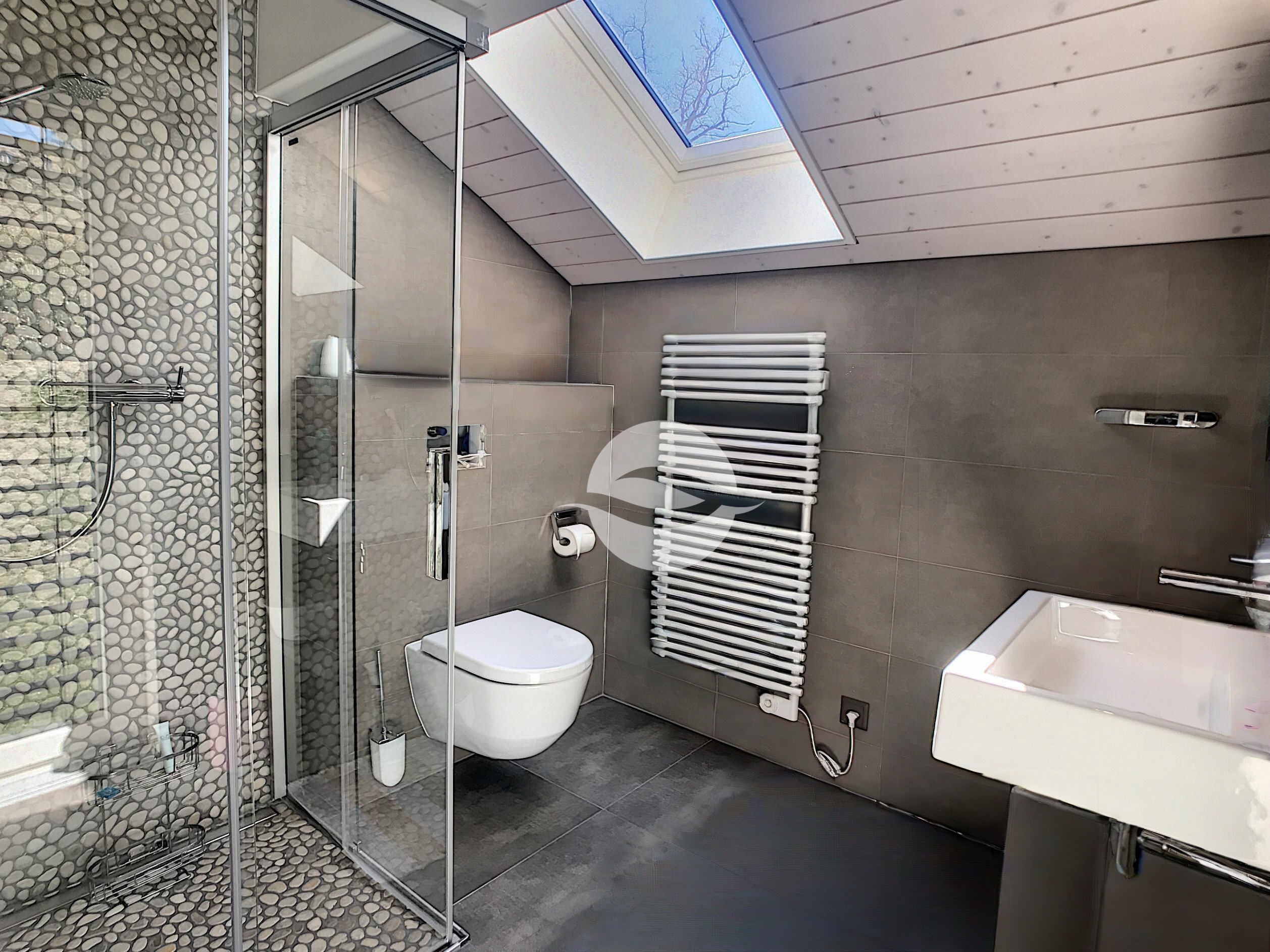 1er : Chambre avec dressing et salle de douche privée