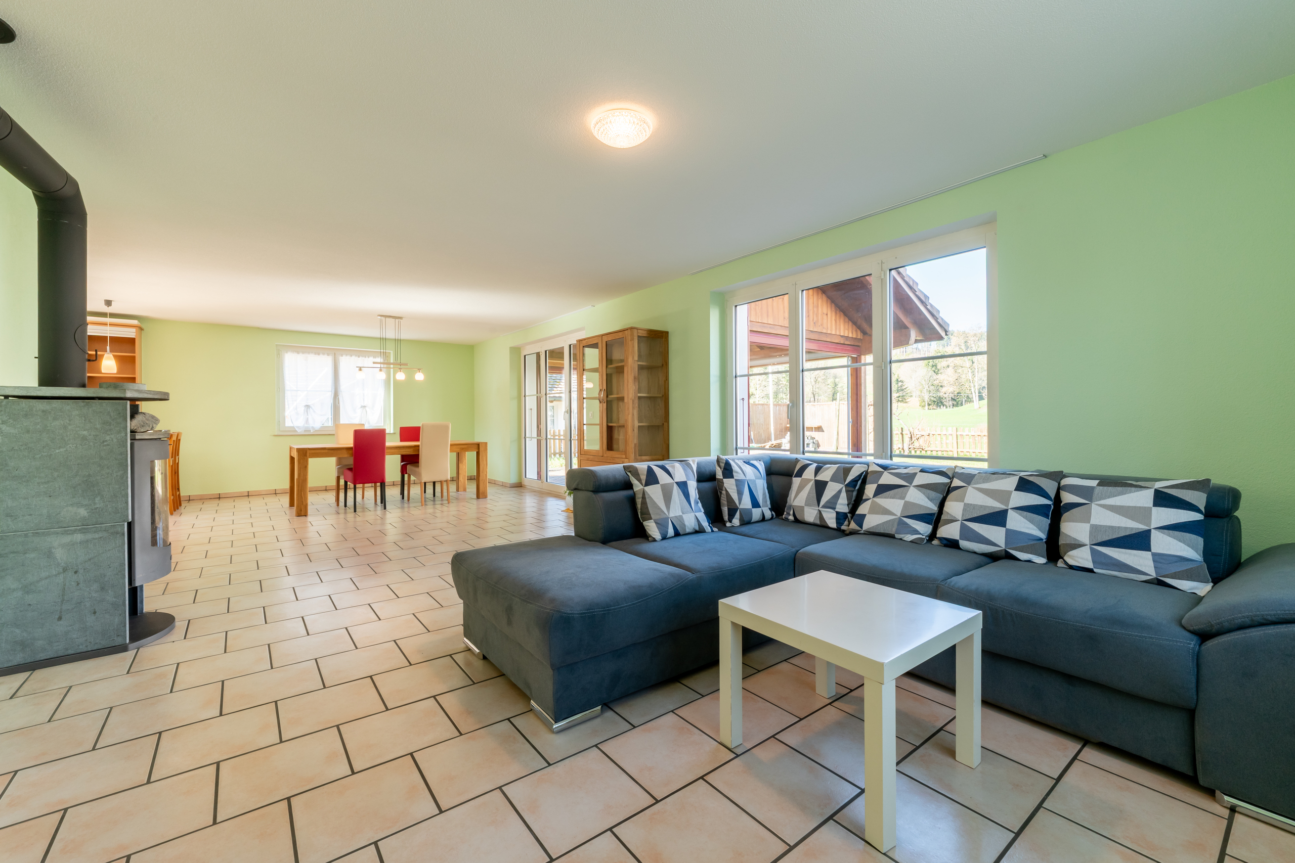 Offenes Wohnzimmer mit Cheminee