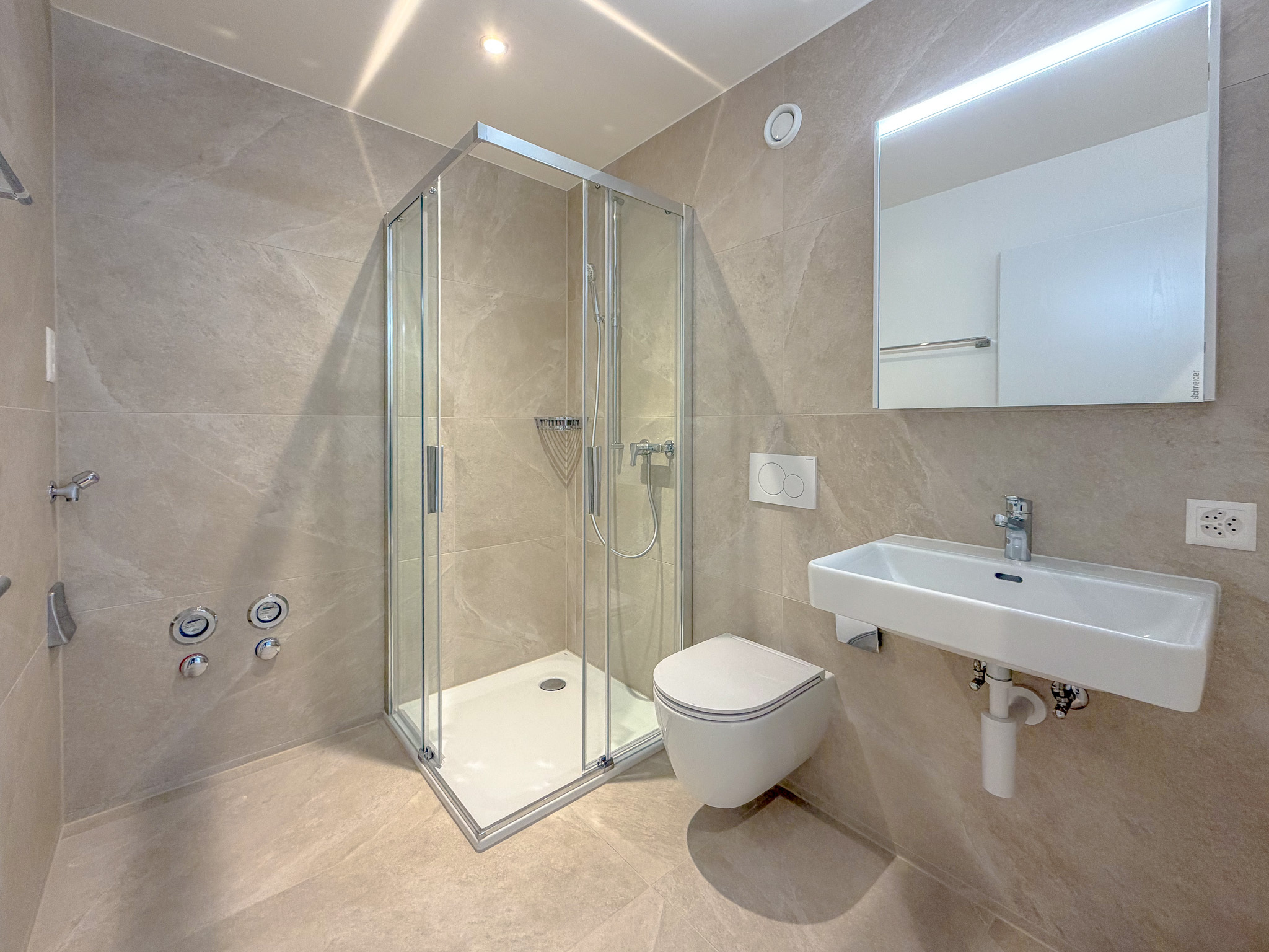 Salle d'eau avec pré-équipement pour une colonne de lavage