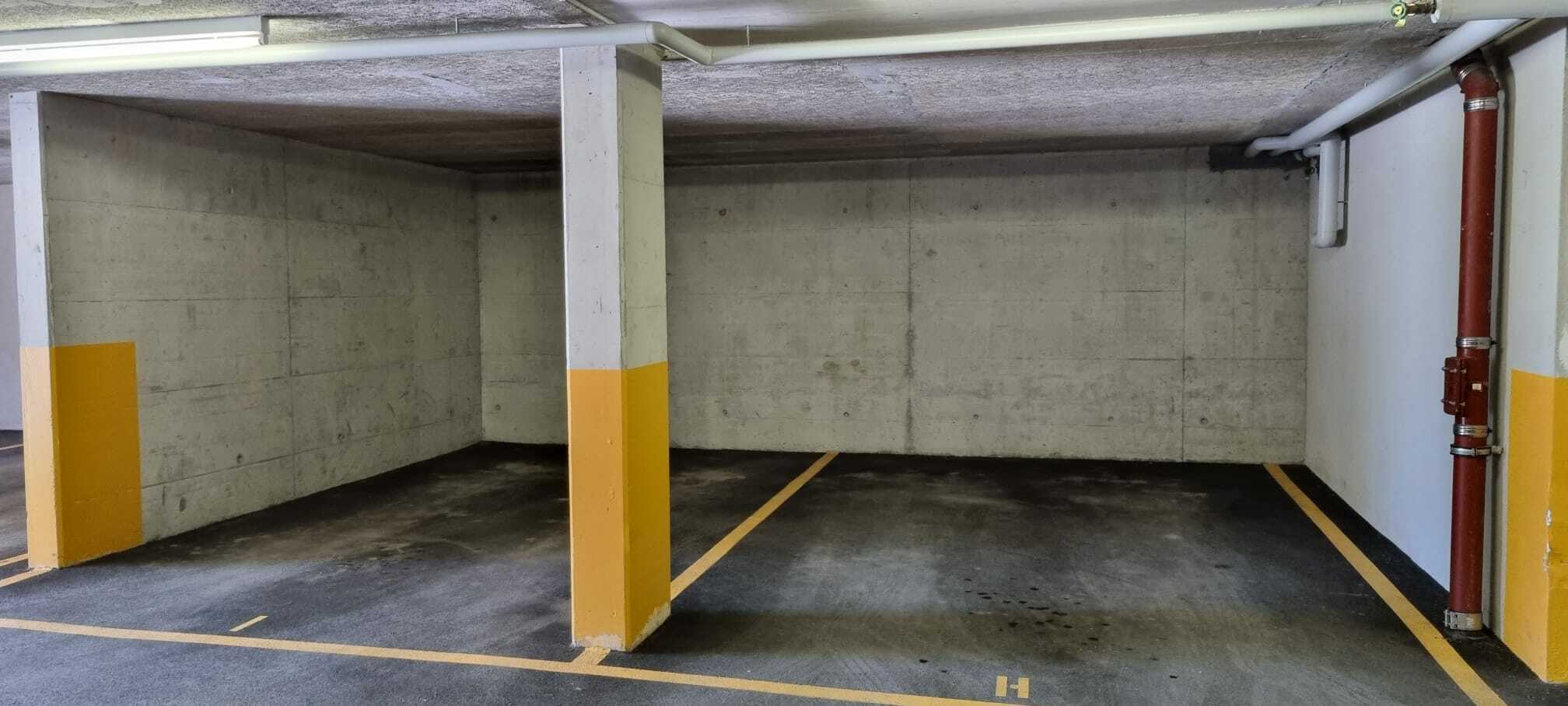 Deux places de parc intérieures XL Deux places de parc intérieures XL