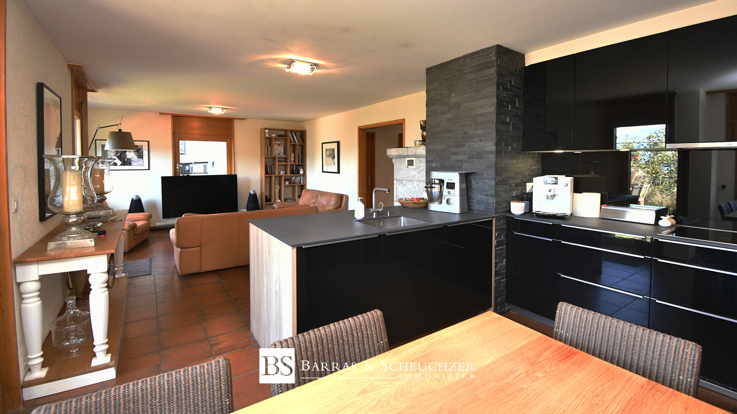 Pièce principale avec cuisine ouverte