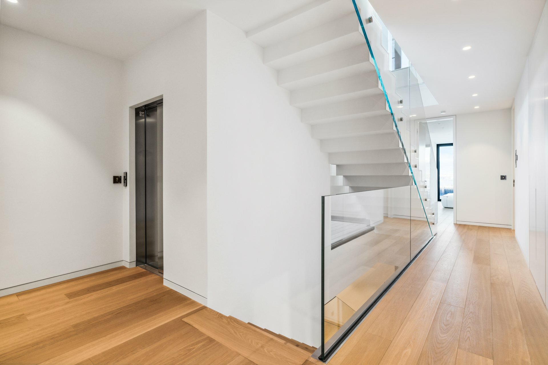 Couloir et ascenseur