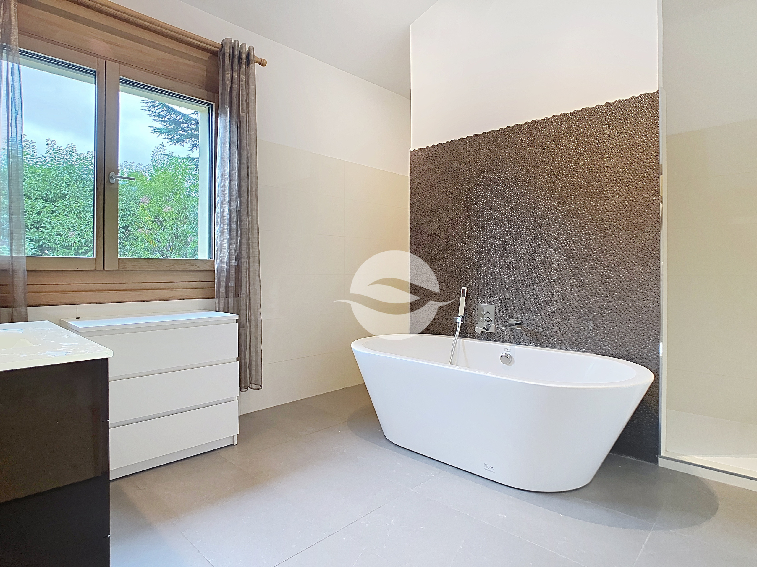 1er : Salle de bains et douche privative de la suite parentale