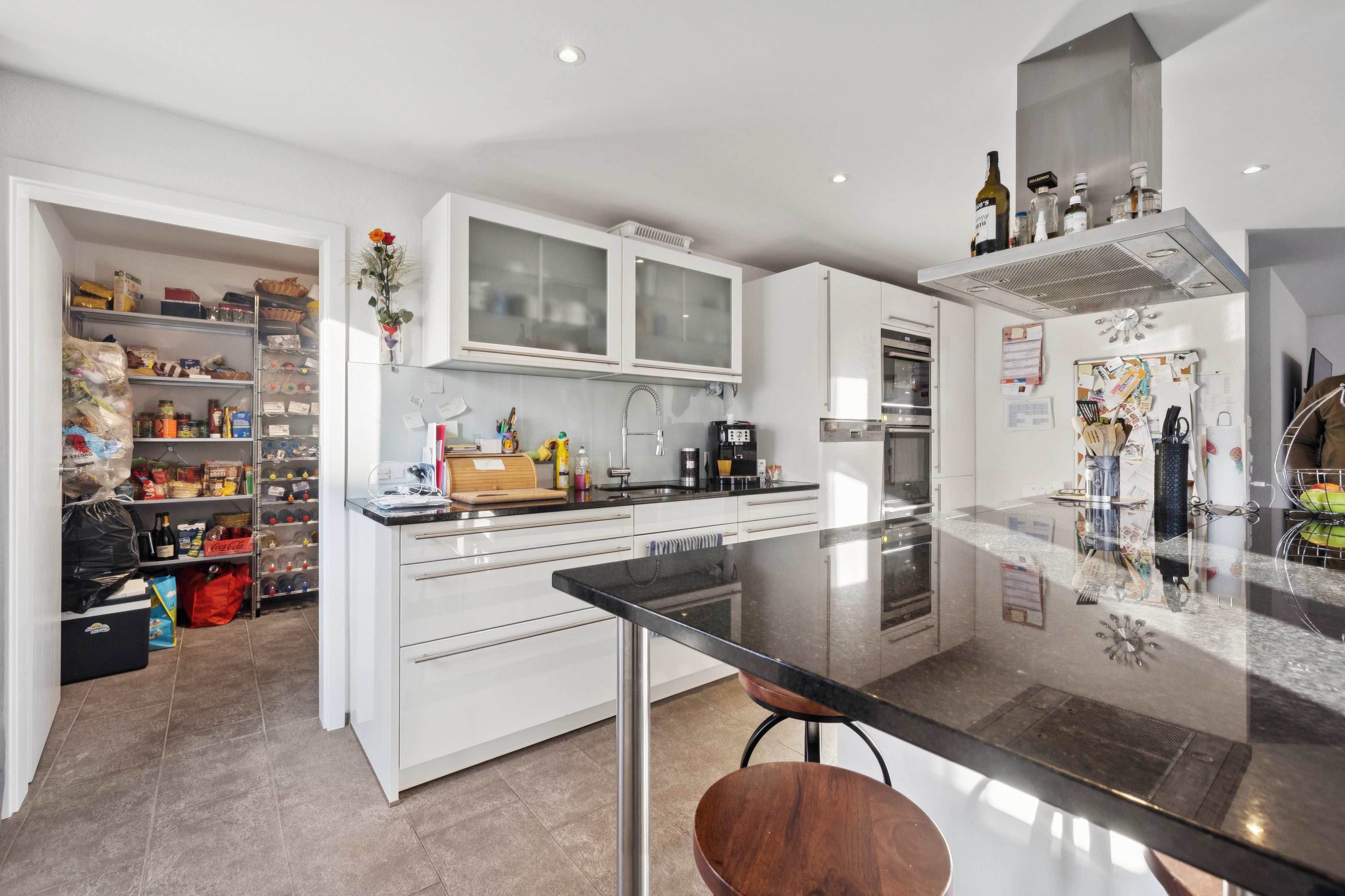 Küche mit Vorratsraum