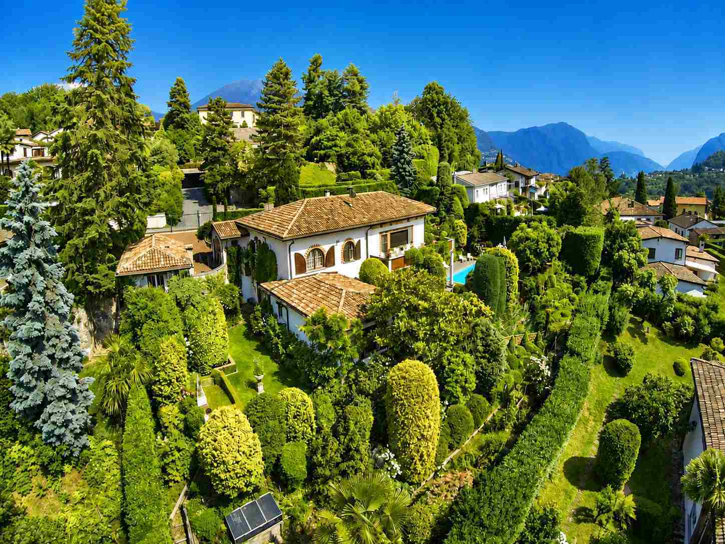 Splendida villa con magnifico giardino in esclusiva zona residenziale a Comano