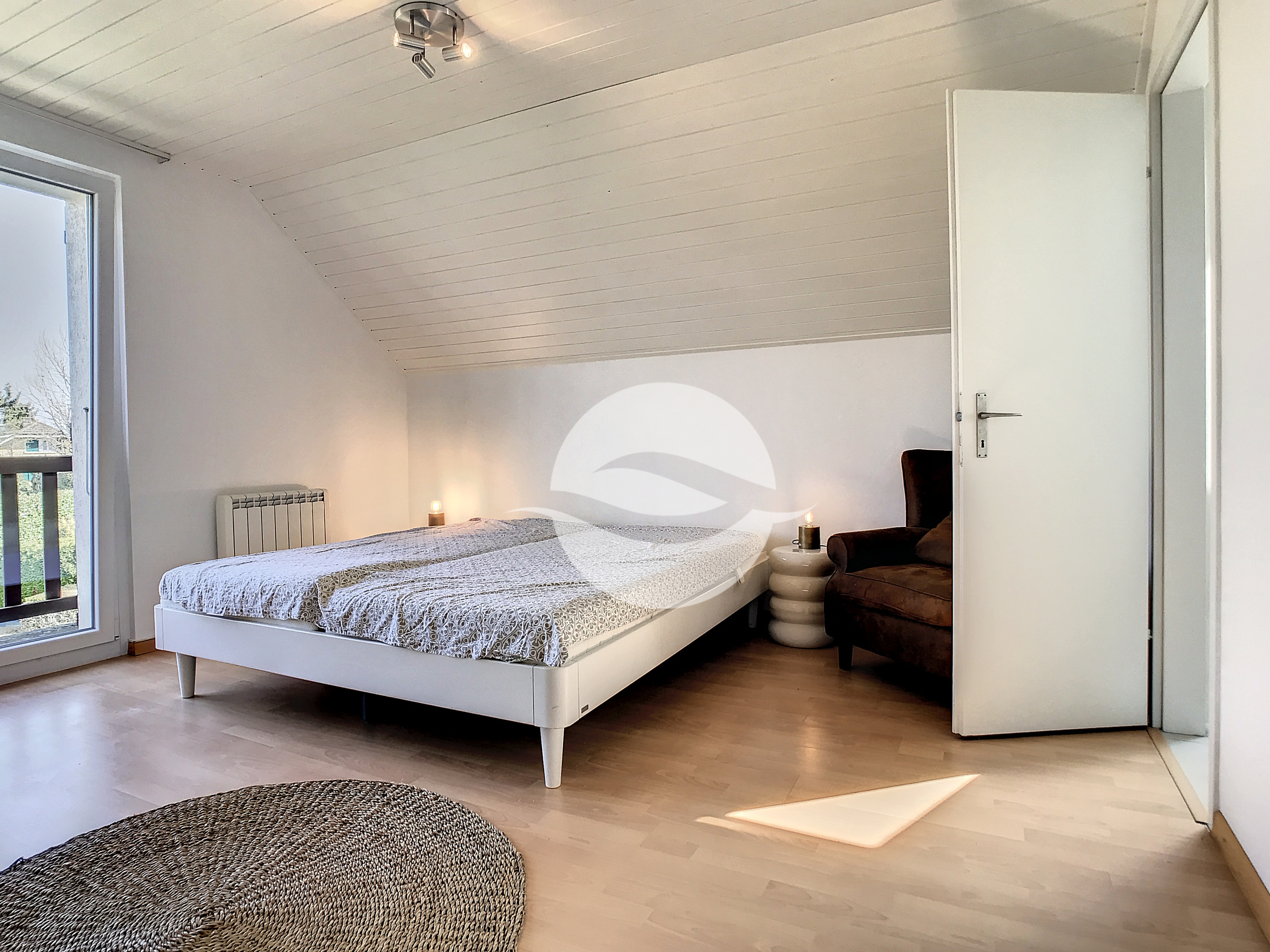 1er : Chambre parentale avec armoires et accès au balcon commun