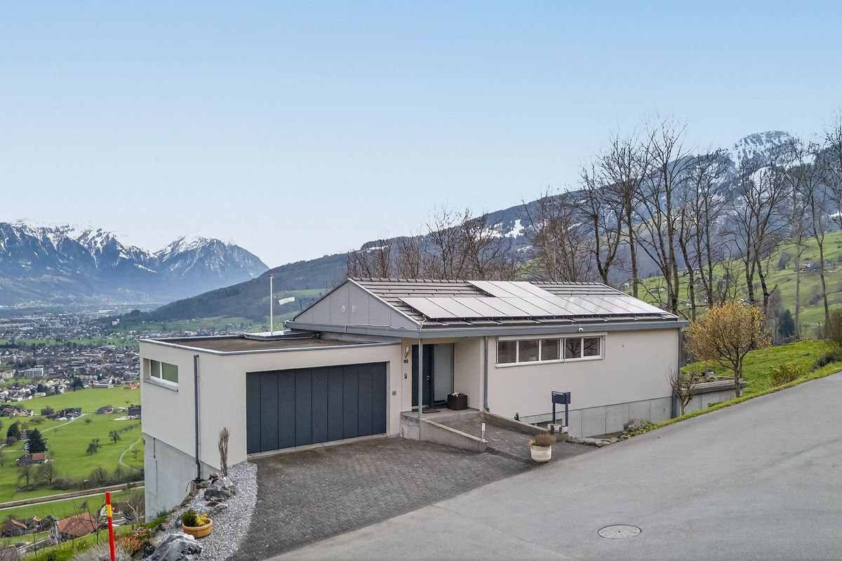 Ansicht Hauseingangsbereich mit Doppelgarage und Bergblick