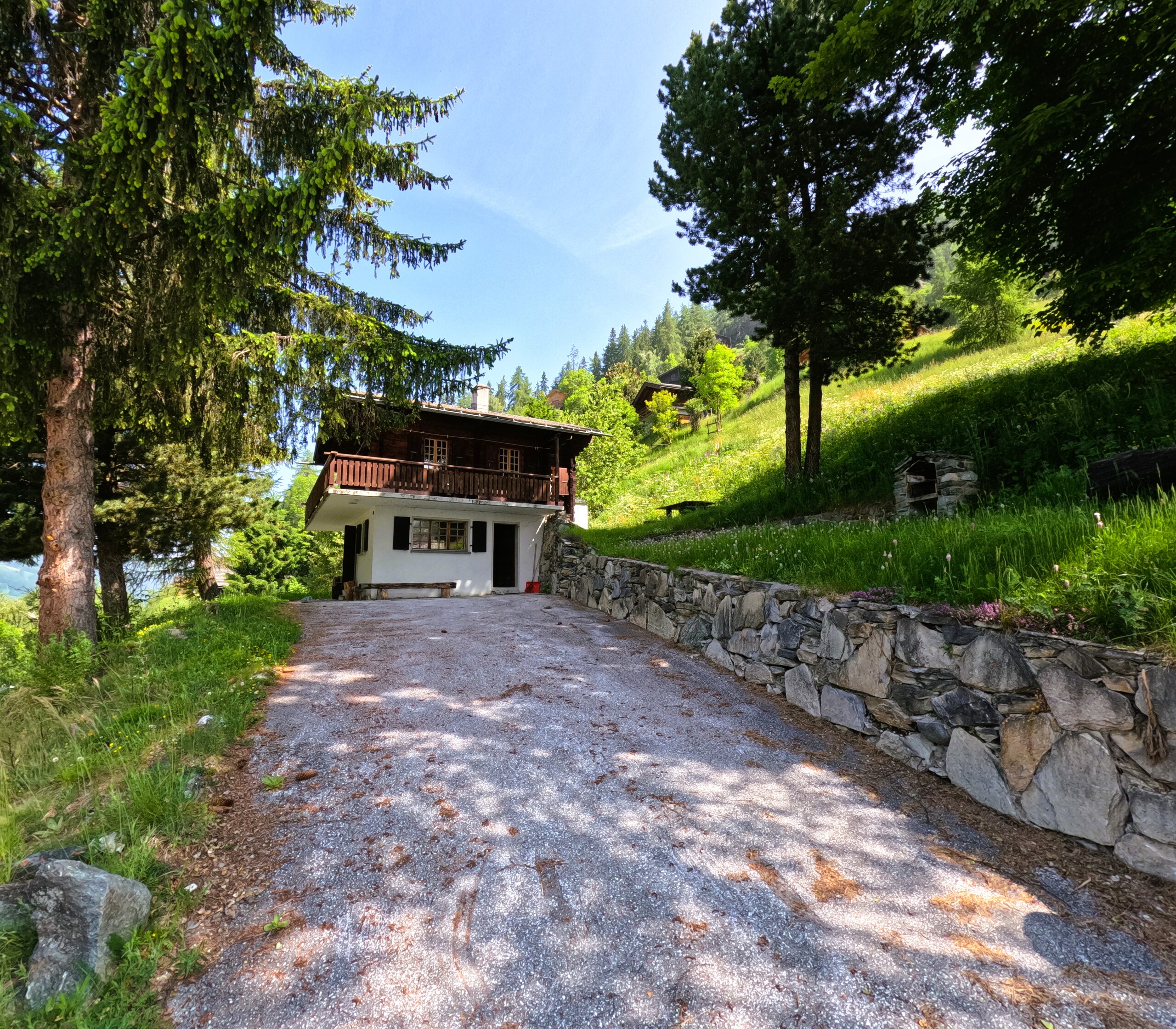 Chalet et places de parc extérieures  Chalet et places de parc extérieures