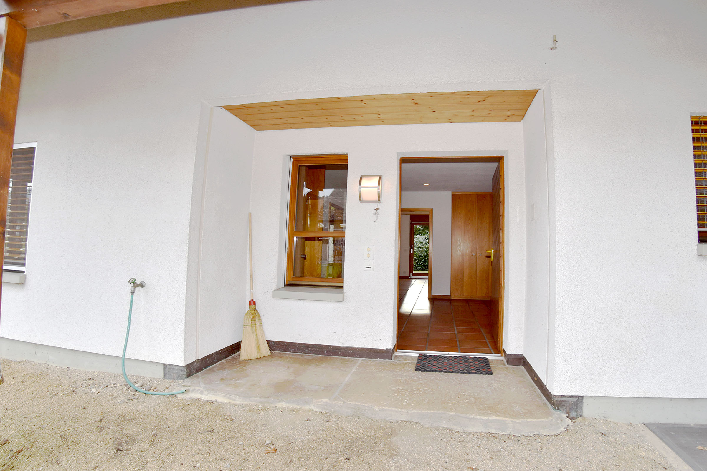Gedeckter Hauszugang auf der Nordseite
