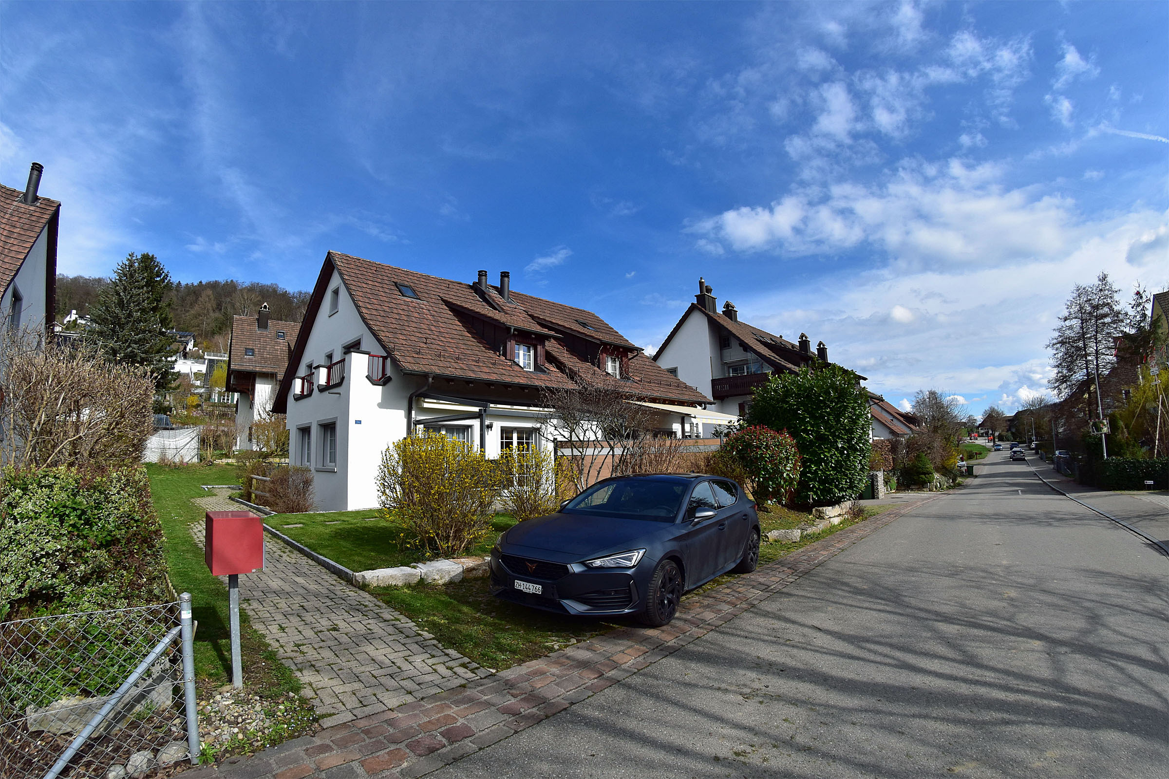 Zugang zum Haus ab der Gumpenwisenstrasse