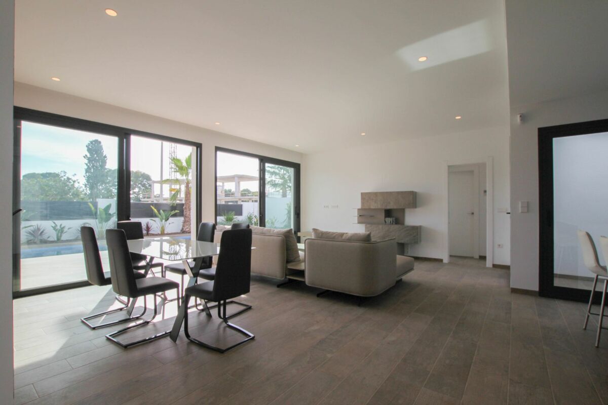 Espace séjour - salle à manger - cuisine ouvert sur la vaste terrasse