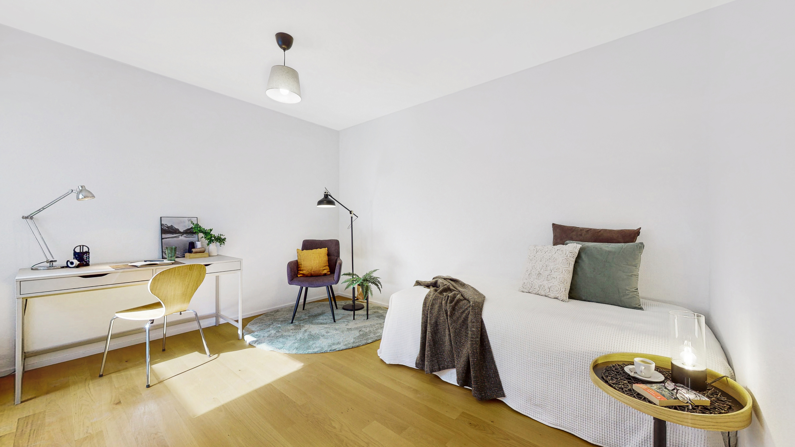 Schlafzimmer im 1. Stock mit Zugang zum Balkon