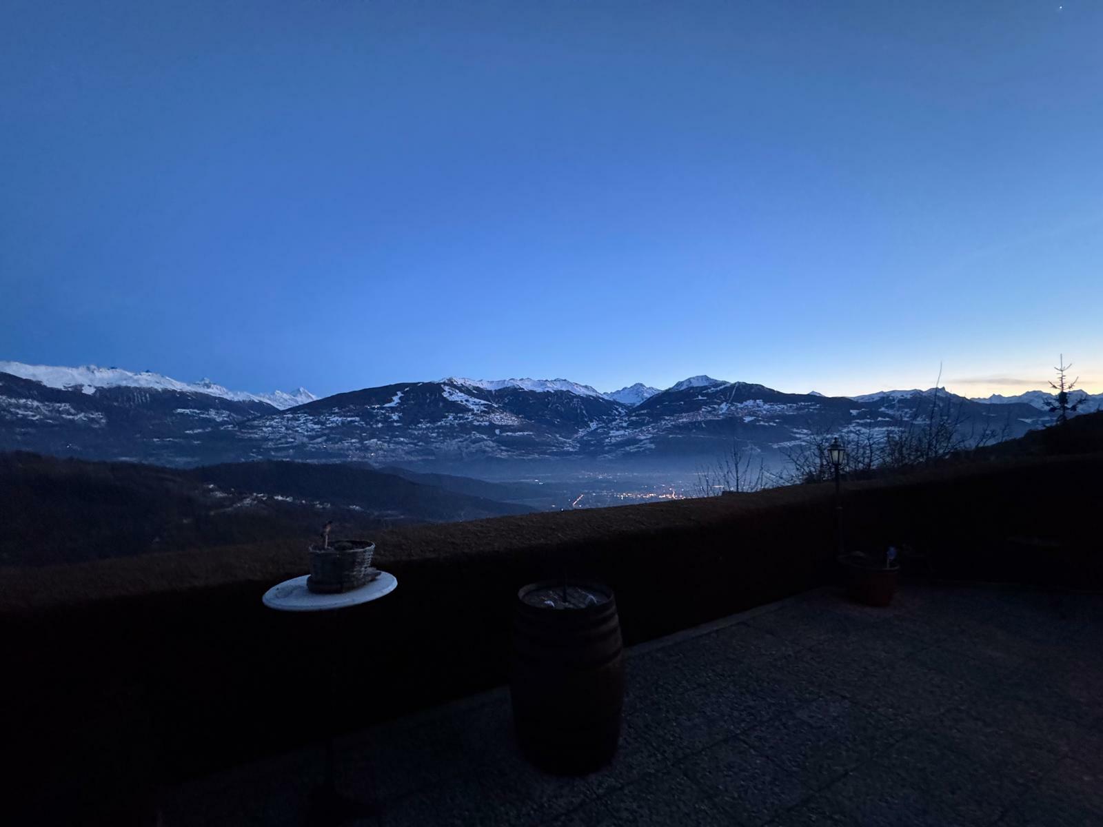 vue d'une chaîne de montagnes la nuit