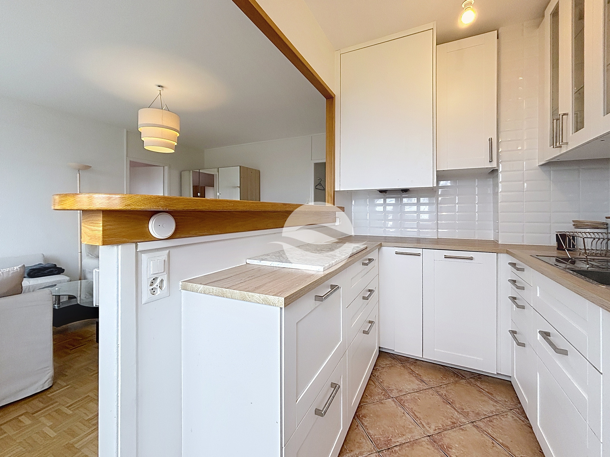 Cuisine équipée avec bar