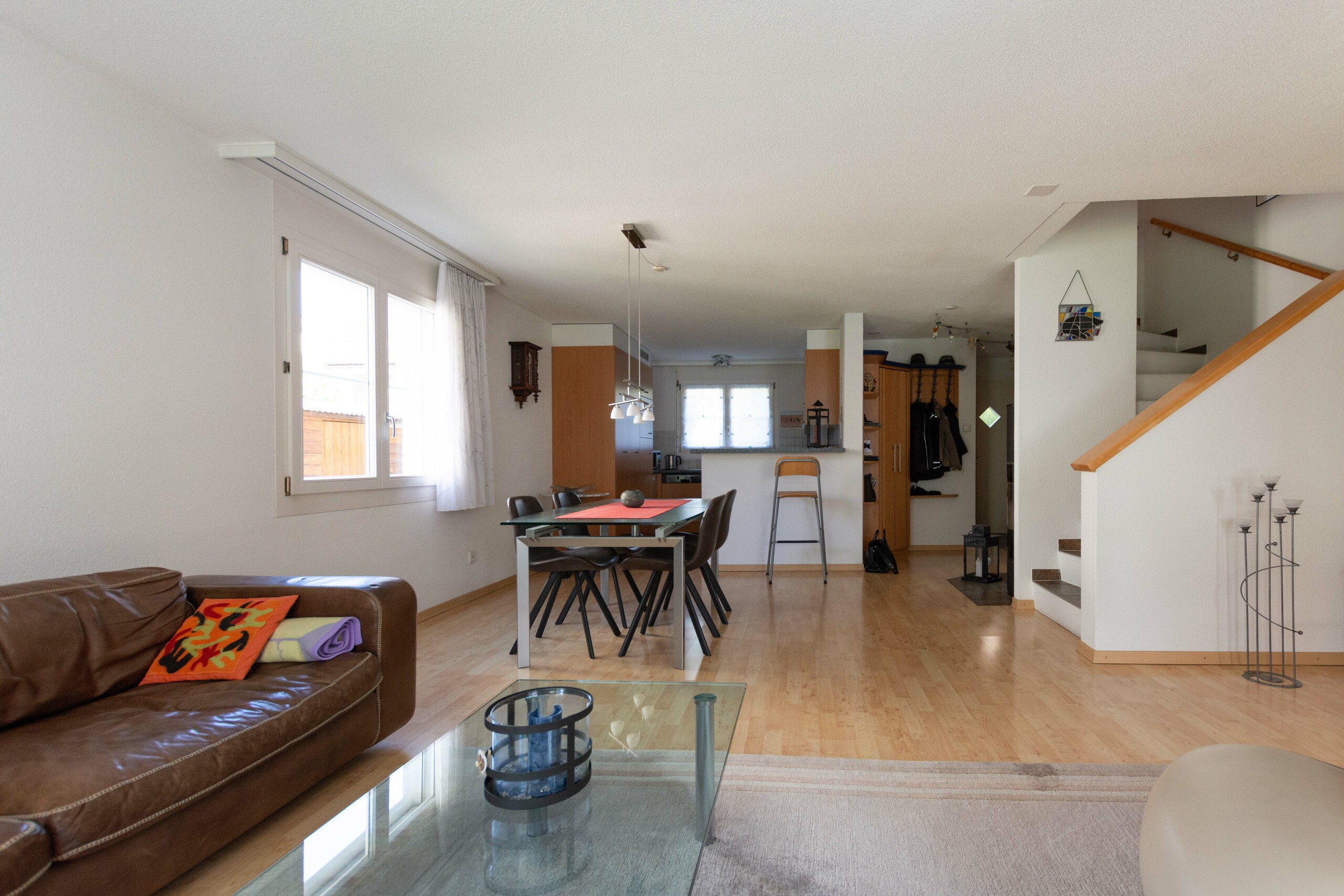 Wohnung und Esszimmer mit offener Küche