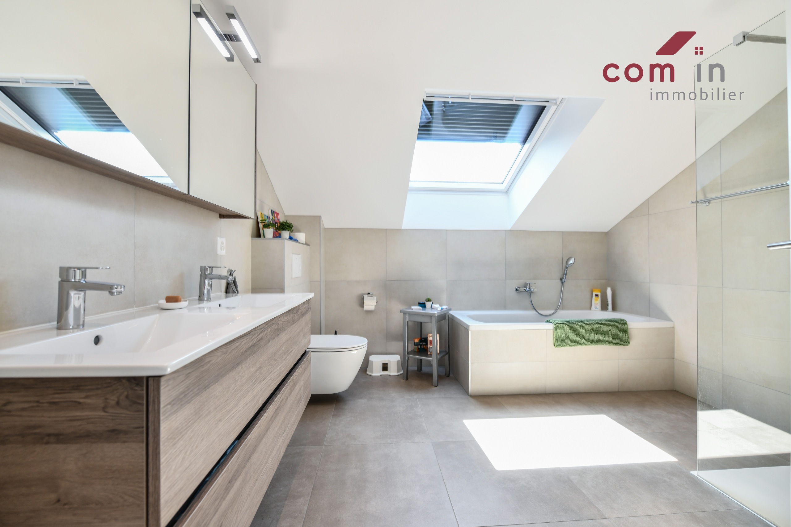 grande salle de bain/douche et double lavabo - étage (combles) grande salle de bain/douche et double lavabo - étage (combles)