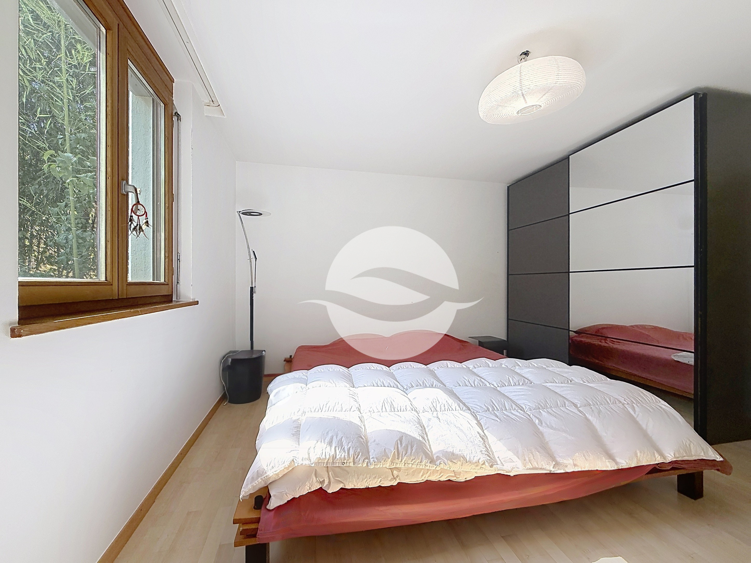 Rez Inférieur : 1ère chambre avec armoire et accès terrasse Rez Inférieur : 1ère chambre avec armoire et accès terrasse