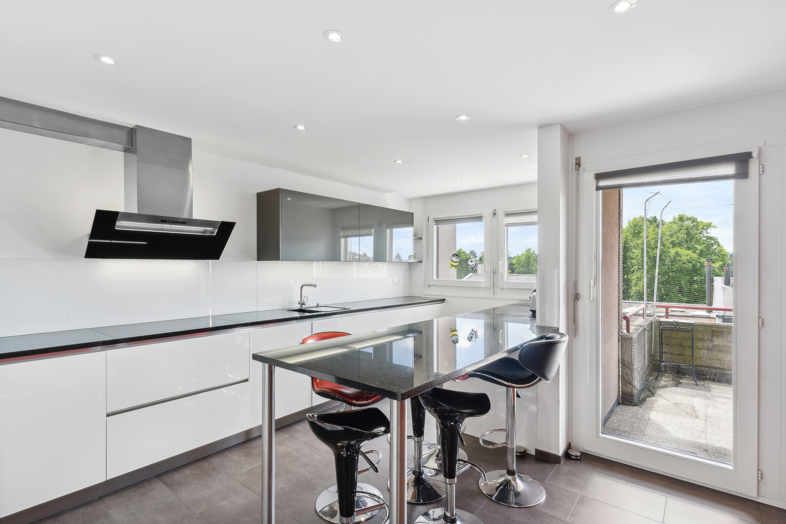 Wohnküche mit Zugang zum Balkon