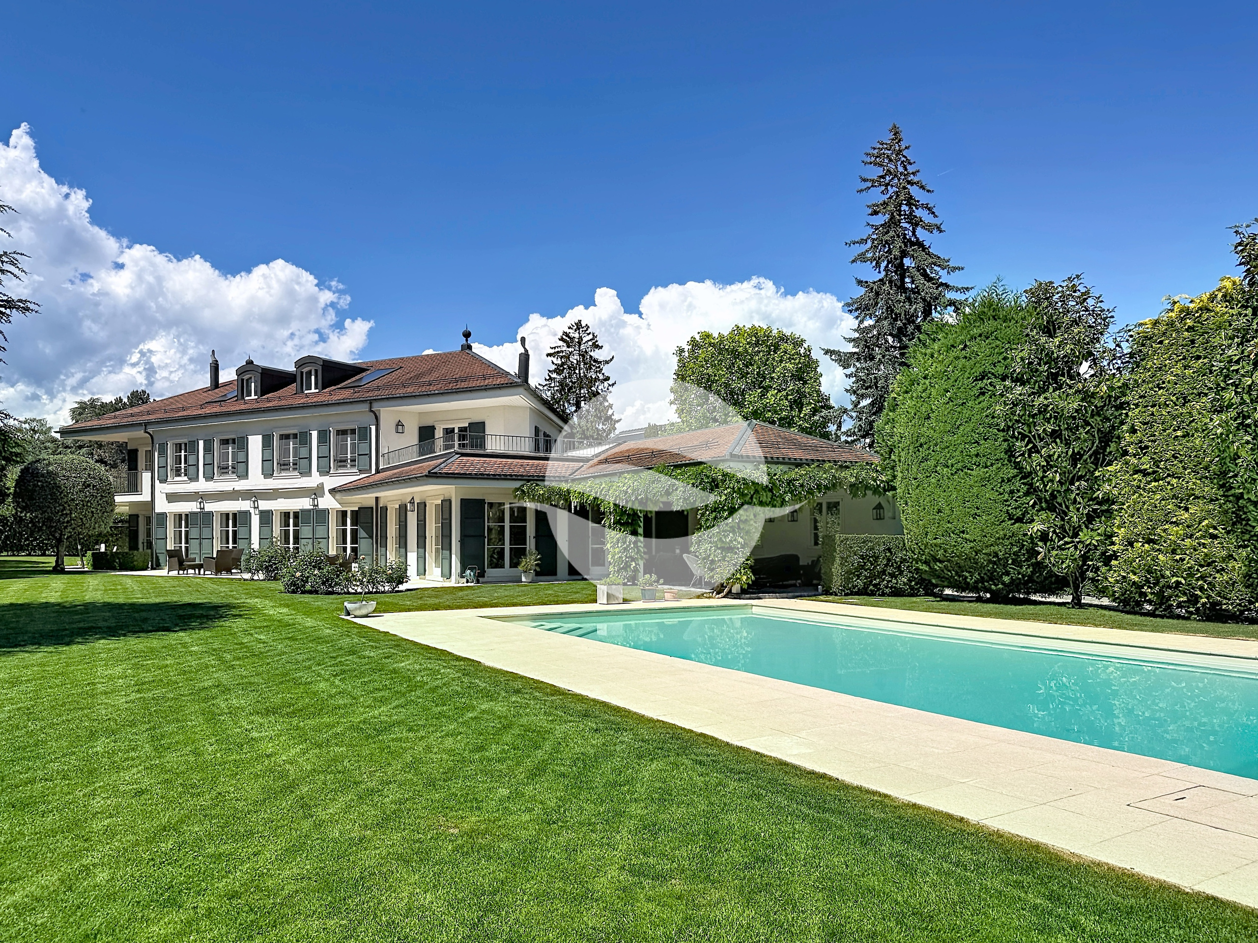 Vue de la villa - côté jardin et piscine Vue de la villa - côté jardin et piscine
