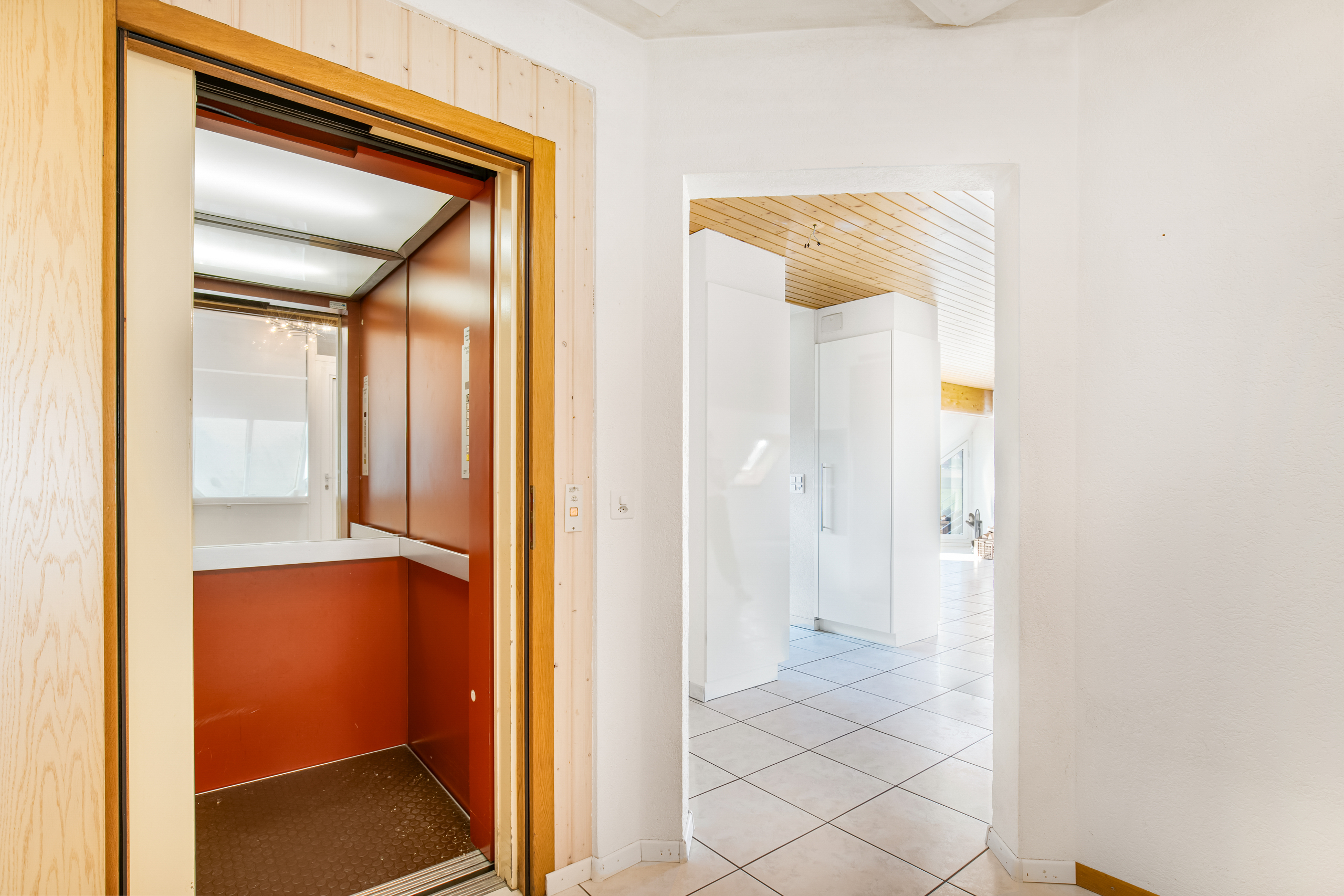 Entrée avec ascenseur dans l'appartement  Entrée avec ascenseur dans l'appartement