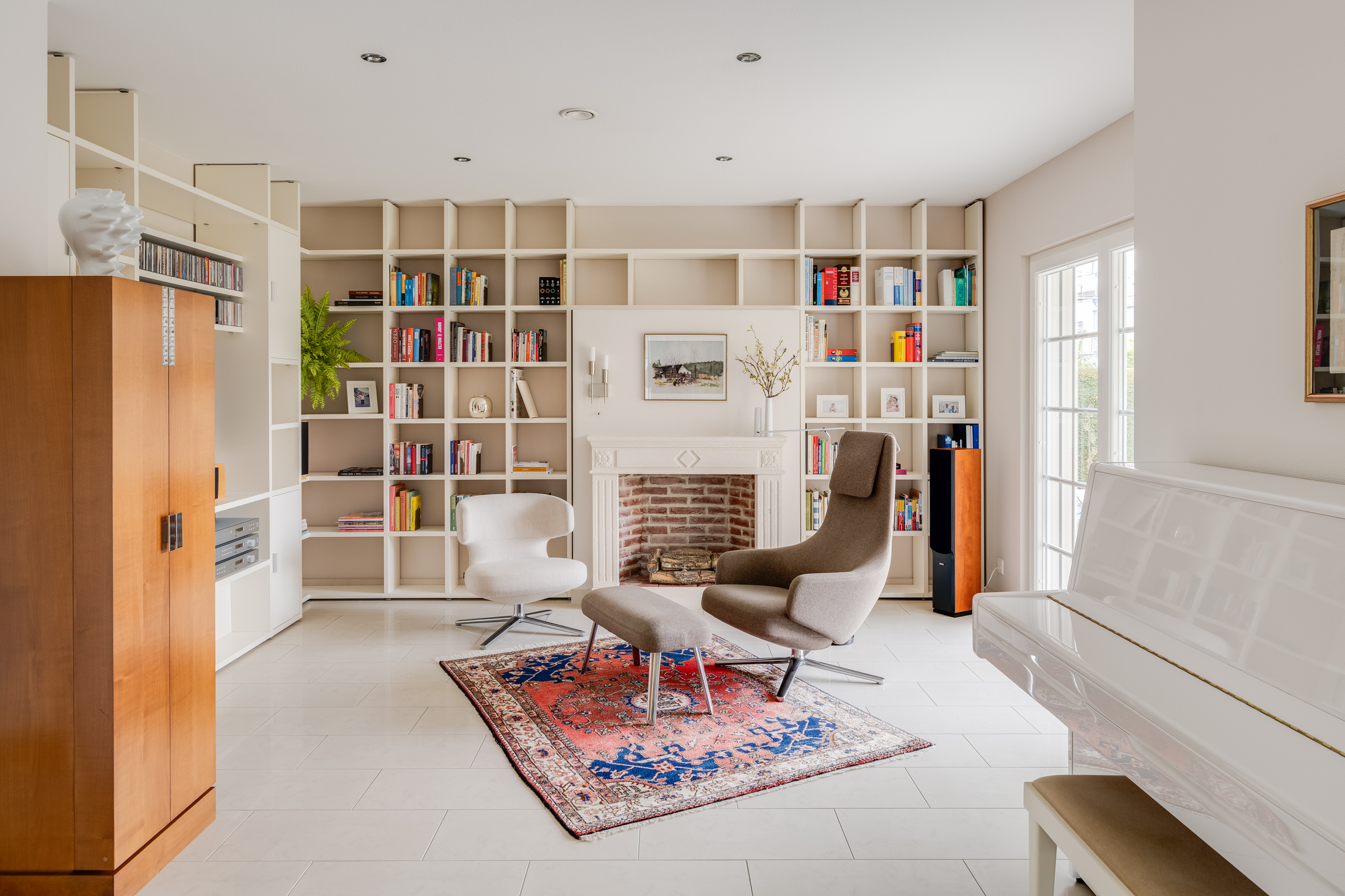 BIBLIOTHEK MIT KAMIN